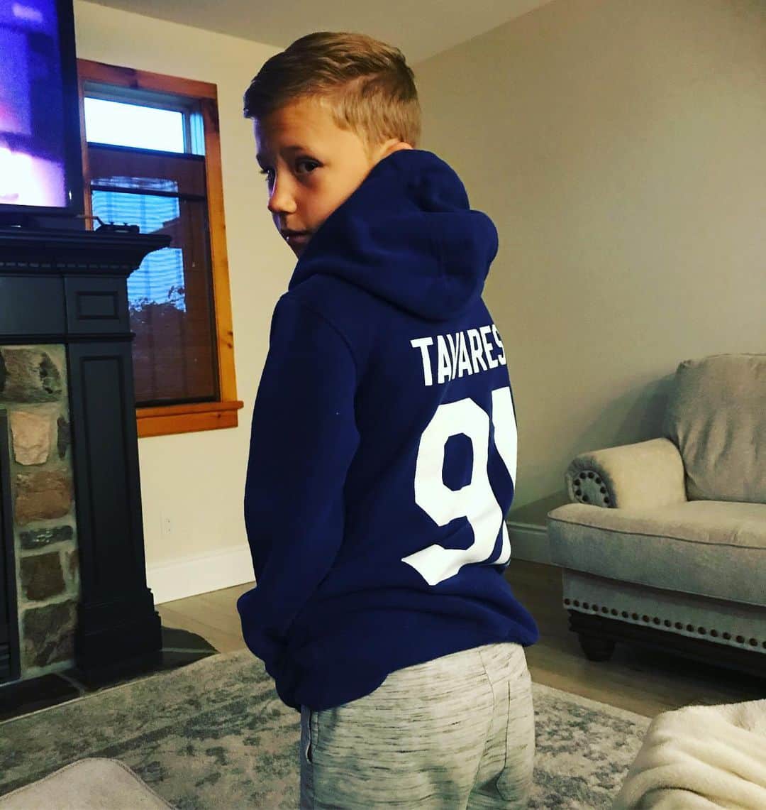 ジャクソン・ビーバーのインスタグラム：「Big C Tavares #91 @mapleleafs」