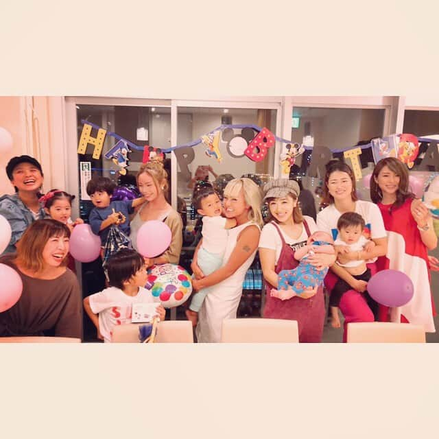 Nazukiさんのインスタグラム写真 - (NazukiInstagram)「蓮琉2歳バースデーパーティー 🎉🎉🎉🎉🎉 ママ友達とレンのお友達とレン2歳をお祝いしました㊗️ マンションのキッチンスタジオで みんな持ち寄って🍴🥂 風船やバースデー飾り付けはハワイで買ってきたのを飾り付けしました✨✨✨ . ケーキはお馴染みスマッシュケーキ🎂  子供達はベランダでたくさん遊んで、シャボン玉で楽しんで、ずっと遊んでいてくれたお陰でママ達は、ワイン飲みまくり🍷🤣 .  自分の子の誕生日会をホームパーティーしたの初めてで、ほんと楽しかったー😍😍😍 .  ママ達みんなありがとう😊😊😊 .  産まれた時からずっとシングルだけど、みんなが家族のように接してくれて、レンもたくさんの愛情をうけて成長してる気がします✨  ほんと感謝です🥰  まだまだ、ママ2歳😆  これから楽しい事だけではなく、逆境もたくさんあるかと思うけど、二人で成長していきたい✨そして、たくさんの愛情を注いで、たくさん吸収して成長してほしい🥺  #happybirthday #myson #2yearsold #kids #birthday #mama #mamalife #誕生日 #ママ友 #ママ会 #男の子ママ #シンママ」10月3日 20時43分 - nazuki_08