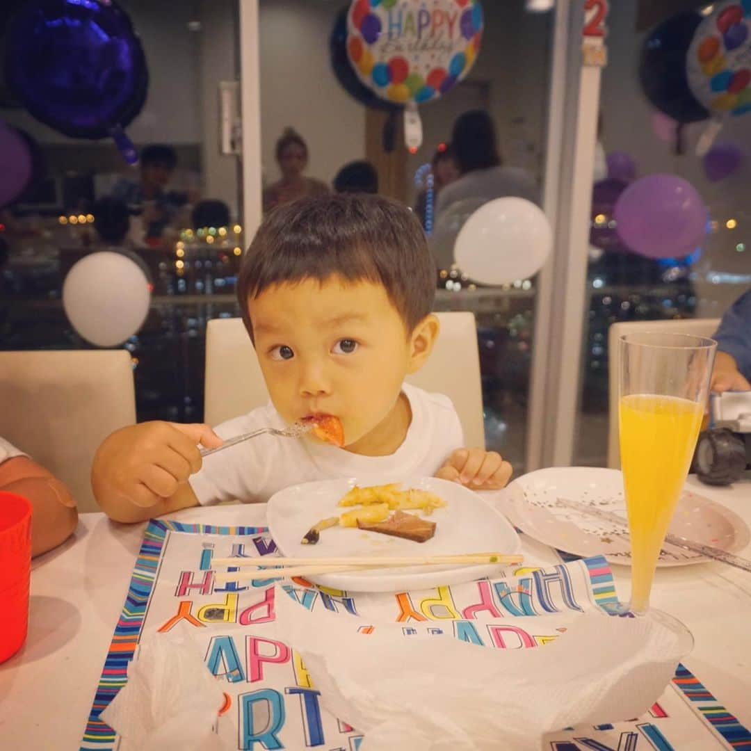 Nazukiさんのインスタグラム写真 - (NazukiInstagram)「蓮琉2歳バースデーパーティー 🎉🎉🎉🎉🎉 ママ友達とレンのお友達とレン2歳をお祝いしました㊗️ マンションのキッチンスタジオで みんな持ち寄って🍴🥂 風船やバースデー飾り付けはハワイで買ってきたのを飾り付けしました✨✨✨ . ケーキはお馴染みスマッシュケーキ🎂  子供達はベランダでたくさん遊んで、シャボン玉で楽しんで、ずっと遊んでいてくれたお陰でママ達は、ワイン飲みまくり🍷🤣 .  自分の子の誕生日会をホームパーティーしたの初めてで、ほんと楽しかったー😍😍😍 .  ママ達みんなありがとう😊😊😊 .  産まれた時からずっとシングルだけど、みんなが家族のように接してくれて、レンもたくさんの愛情をうけて成長してる気がします✨  ほんと感謝です🥰  まだまだ、ママ2歳😆  これから楽しい事だけではなく、逆境もたくさんあるかと思うけど、二人で成長していきたい✨そして、たくさんの愛情を注いで、たくさん吸収して成長してほしい🥺  #happybirthday #myson #2yearsold #kids #birthday #mama #mamalife #誕生日 #ママ友 #ママ会 #男の子ママ #シンママ」10月3日 20時43分 - nazuki_08