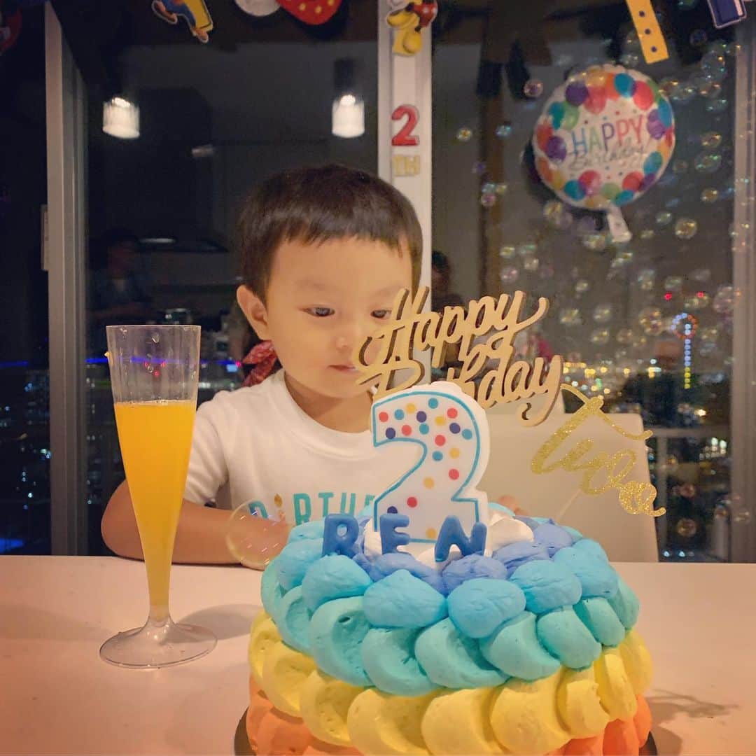 Nazukiのインスタグラム：「蓮琉2歳バースデーパーティー 🎉🎉🎉🎉🎉 ママ友達とレンのお友達とレン2歳をお祝いしました㊗️ マンションのキッチンスタジオで みんな持ち寄って🍴🥂 風船やバースデー飾り付けはハワイで買ってきたのを飾り付けしました✨✨✨ . ケーキはお馴染みスマッシュケーキ🎂  子供達はベランダでたくさん遊んで、シャボン玉で楽しんで、ずっと遊んでいてくれたお陰でママ達は、ワイン飲みまくり🍷🤣 .  自分の子の誕生日会をホームパーティーしたの初めてで、ほんと楽しかったー😍😍😍 .  ママ達みんなありがとう😊😊😊 .  産まれた時からずっとシングルだけど、みんなが家族のように接してくれて、レンもたくさんの愛情をうけて成長してる気がします✨  ほんと感謝です🥰  まだまだ、ママ2歳😆  これから楽しい事だけではなく、逆境もたくさんあるかと思うけど、二人で成長していきたい✨そして、たくさんの愛情を注いで、たくさん吸収して成長してほしい🥺  #happybirthday #myson #2yearsold #kids #birthday #mama #mamalife #誕生日 #ママ友 #ママ会 #男の子ママ #シンママ」