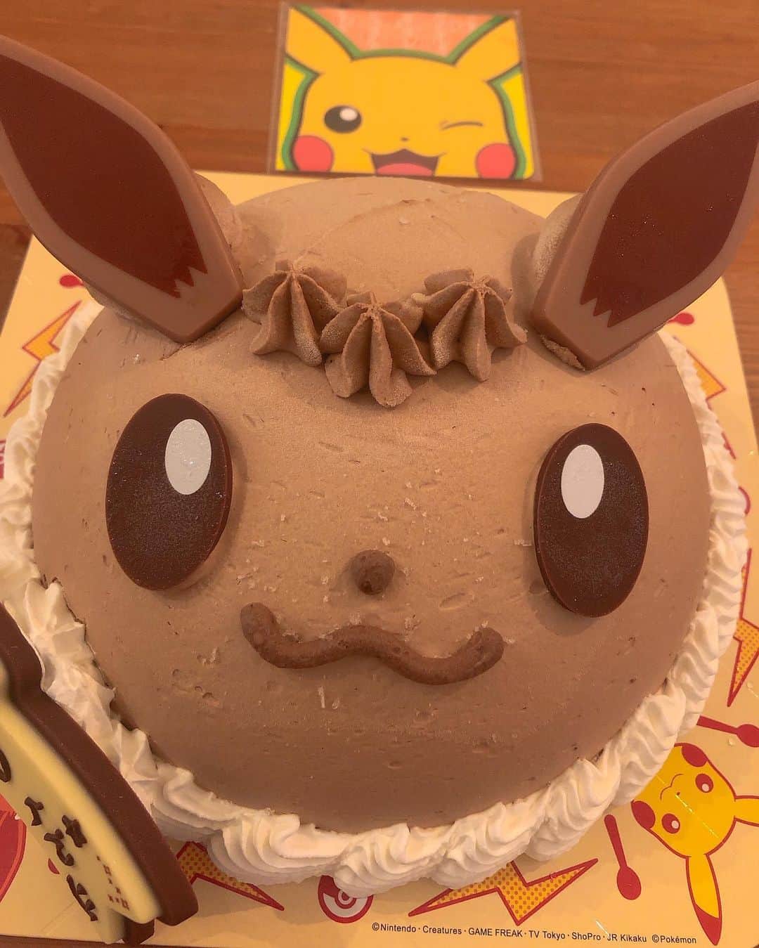 ぽこのインスタグラム：「３歳の誕生日はイーブイのケーキ🎂 子供に量はあげられないし、私も甘いケーキとかは食べないからアイスは最高❤️ 保存も出来るし美味しかった😍  #31アイスクリーム #アイスケーキ #イーブイ」