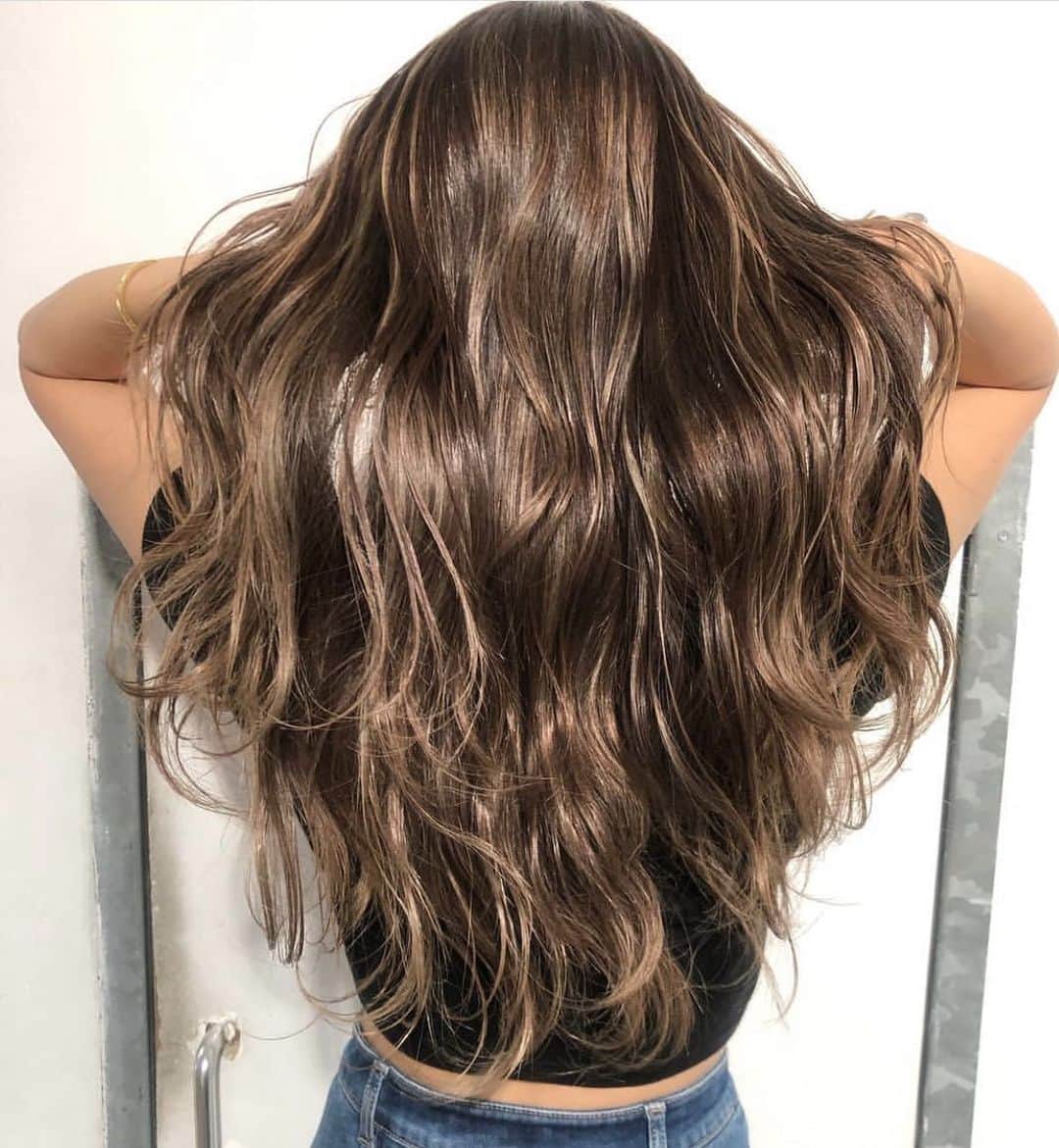 のインスタグラム：「jr.stylistの森下奈々 @nana_9351  です👱🏽‍♀️👒 . 【special highlight × nudie greyge】 ケアハイライト + ケアカラー ¥17200〜 . ハイライトの入ったベースに グレージュのカラーをON💫 トリートメント成分を配合したケアカラーで ブリーチしてもツヤツヤなヘアをキープ💛 (こちらのカラーの場合はハイライト二回がおススメです✨) . 嫌な赤味オレンジ味はしっかりなくして 柔らかくて肌馴染みの良いヌーディなカラー🍨 ハイライトは、色落ちしても デザインが残ってカワイイ❣️ 色落ちも計算して、特別な配合をしてます👒 . SHIMAharajuku 📍渋谷区神宮前1-10-30 jr.stylist 森下奈々 ぜひご指名ください💇🏼‍♀️💖💖 . 料金の詳細はDMにてご相談いただけます💌 ご予約は @nana_9351 のトップより ホットペッパーにアクセスできます🌹 お待ちしております🍨 . #shima#nana_hair#ハイライト#ローライト#ヘアカラー#ラテ肌ガール#バレイヤージュ」