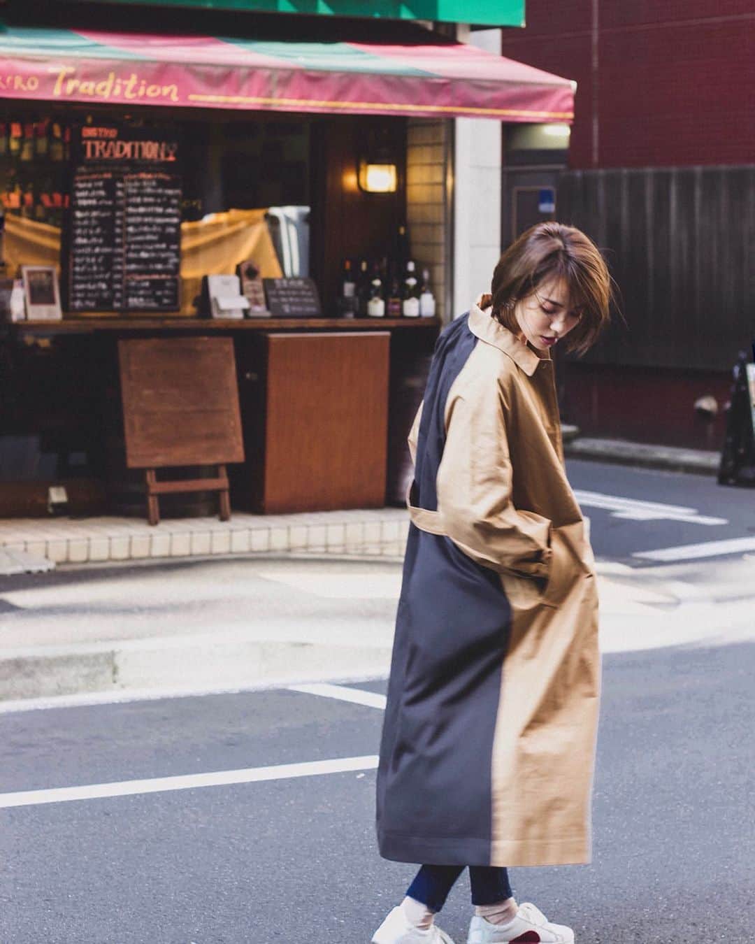 のインスタグラム：「. #秋ヘアカラーにしてもらったけど #季節が私に追いついてこない #小さい秋も見つからない ・ ・ 10月だし、そろそろ涼しくなるのかと思いきや、 まだヨユーで28度とかあるからびっくりするよね( ᐛ )و٩ ・ ちょっと早いけど秋トレンチ🐿 ボリュームのある袖と、 背中のバイカラーがワンポイントでお気に入り✨ トレンチってかたくなりすぎる印象あるけど、 これはざっくり着られるから、 カジュアルな服装多めな私にぴったり〜🥴👌🏽❤️❤️ ・ ・ #大人カジュアルコーデ #トレンチコート #トレンチ #fika #fika_official #フィーカ #フィーカコーデ #フィーカアイテム #秋コーデ #秋コーディネート」