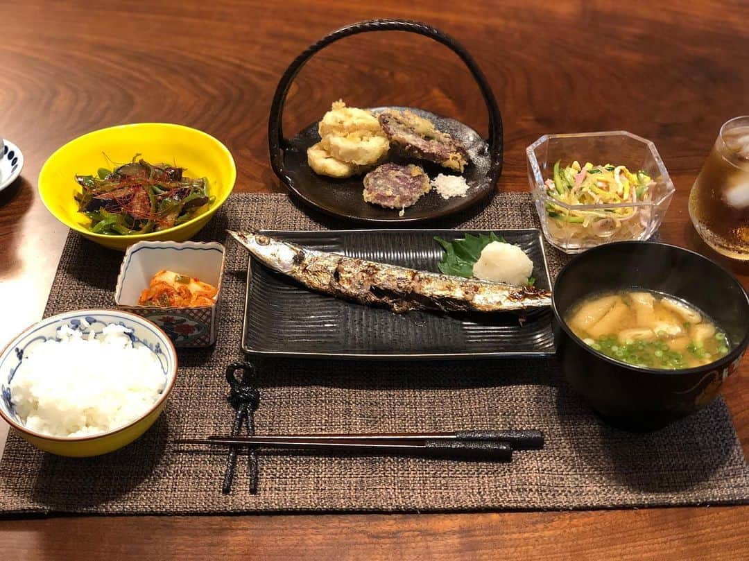 月央和沙さんのインスタグラム写真 - (月央和沙Instagram)「食欲の秋🍠 . #うちの晩ごはん #サンマの塩焼き #紫芋 #れんこん #天ぷら #春雨サラダ #褒められると #調子にのるタイプです」10月3日 21時06分 - kazusa_tsukio