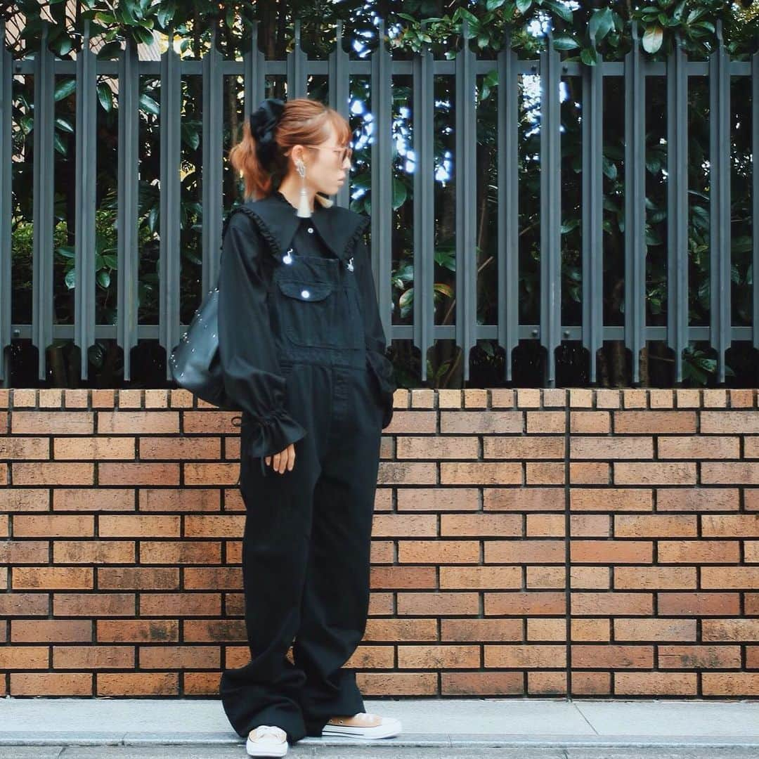 若槻千夏さんのインスタグラム写真 - (若槻千夏Instagram)「OOTD ❤︎ ブラウスは 昨日スウェットの下に重ね着してた やつですぅ。 襟は取り外せるんですぅ。  サロペこんなに長かった？引きずりまくり。 私が足短くなったの？😂めっちゃ街掃除した気がする。  blouse @wcjapan  hair accessory @zara  earring @togaarchives  salopette 昔作ったやつ bag @wcjapan  shoes @converse」10月3日 21時11分 - wakatsukichinatsu