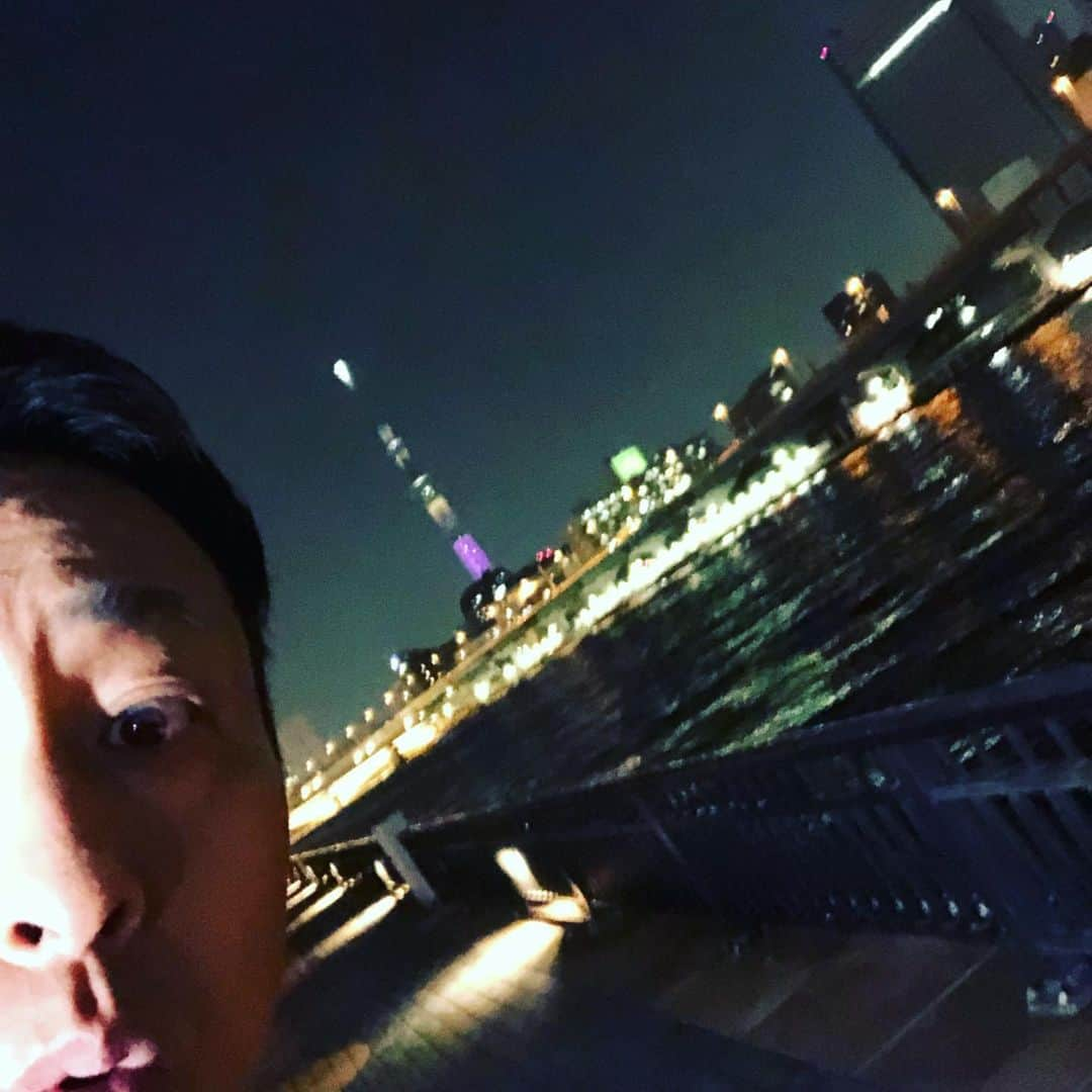 岩本勉さんのインスタグラム写真 - (岩本勉Instagram)「うぉ〜！ 昨夜の隅田川沿いやで^_^ スカイツリーがビューテホーやで（＾∇＾）」10月3日 12時18分 - gun18gun18