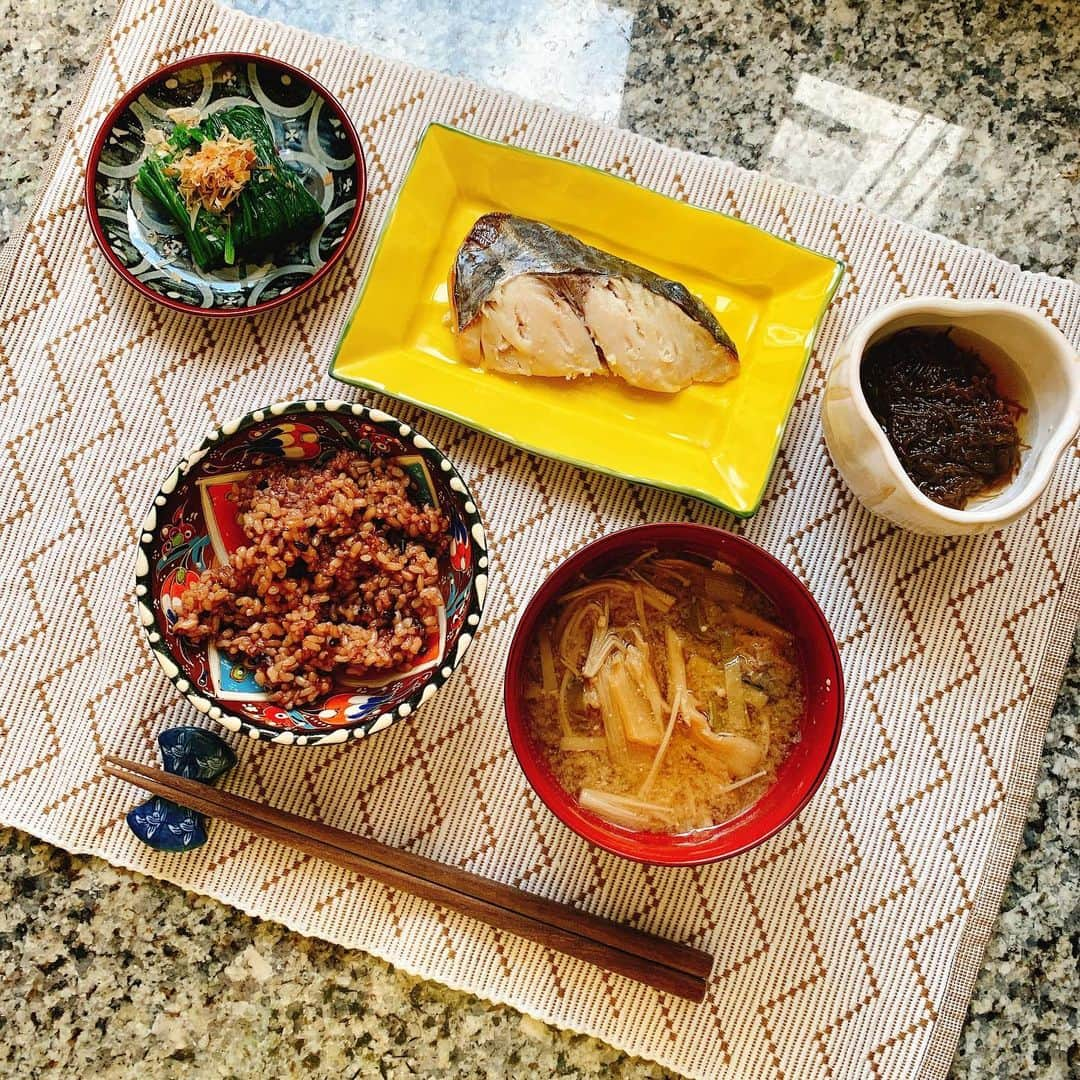 多岐川華子さんのインスタグラム写真 - (多岐川華子Instagram)「いつだかの朝ご飯🍚本当家だと和食が多いなぁ〜。 外食楽しみ、家では和食で腹八分目。 これを心がけるようになってから、とっても調子がいい👏 . +ほうれん草のお浸し +さわら +もずく酢 +寝かせ玄米 @yuwaeru_iroha +お味噌汁（舞茸、えのき、長ネギ、生姜） . . #food#instafood#japanesefood#cooking#instagood#japan#おうちごはん#家ごはん#ごはん#朝ご飯#昼ごはん#和食#和定食#日本#料理#一汁三菜#食事#バランス#献立#食の大切さ#ダイエット食#はなこ飯」10月3日 12時26分 - hanako__official