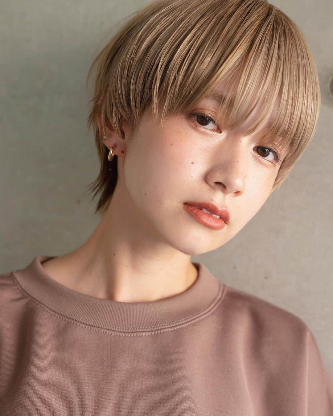 LALA公式さんのインスタグラム写真 - (LALA公式Instagram)「ショートヘアカタログ＊﻿ ﻿ LALA official スタイリスト：﻿ 佐脇 正徳 @norimasasawa (LOAVE)﻿ ﻿ ヘアスタイル詳細はプロフィールリンクからご覧ください。﻿ ﻿ —————————————————— ﻿ ﻿ 2018.2月OPEN！！﻿ LALAは、厳選した美容師だけを掲載するヘアカタログメディアです。﻿ ﻿ 技術、センス、サービスにこだわるプロフェッショナルが、毎日のサロンワークでお客様に提案するリアルなヘアスタイルを掲載しています。﻿ ﻿ あなたの魅力を引き出す運命の美容師をみつけてください。﻿ ﻿ サイトはプロフィールのリンクからご覧ください。﻿ ﻿ —————————————————— ﻿ ﻿ ﻿ ▶︎掲載をお考えのサロン様、スタイリスト様へ LALAサイト内、一番下にある「掲載をお考えの方へ」からお問い合わせください。﻿ ﻿ ▶︎インスタ内でヘアスタイルの紹介をご希望される方へ﻿ @lala__hair #lala__hair をフォロー&タグ付けください📌厳選して紹介させて頂きます。﻿ ﻿ ﻿ ——————————————————﻿ ﻿ ﻿ ﻿ #ショートヘア #ショート #マッシュショート #ショートカット #ショートボブ #ショートヘアアレンジ #ショートヘアー #ハイトーンカラー #ボブ #ベージュカラー #ショートカット女子 #ヘアスタイル #ヘアカタログ #ウルフカット #髪型 #髮型 #髮型屋 #髮型設計 #发型 #造型 #短髮 #日系髮型 #女生髮型 #女生短髮 #복구펌 #짧은머리 #숏컷 #중간머리 #복구펌」10月3日 12時35分 - lala__hair