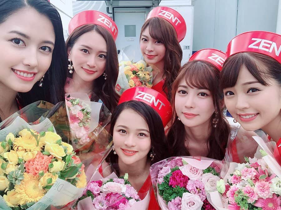 原満莉菜さんのインスタグラム写真 - (原満莉菜Instagram)「ZENTsweeties2019は… 日本レースクイーン大賞コスチュームグランプリとりました🏆✨！ みなさんたくさんの愛をありがとうございました♥️ ． そして素敵な綺麗な花束も…💐 本当に本当にありがとう☺️ ． この6人でグランプリとれたことがすごくすごく幸せに思います。 ． #ZENTsweeties2019 #日本レースクイーン大賞 #コスチューム部門 #グランプリ #コスチュームグランプリ #ありがとうございました #花束 #綺麗」10月3日 12時58分 - marina_serizawa
