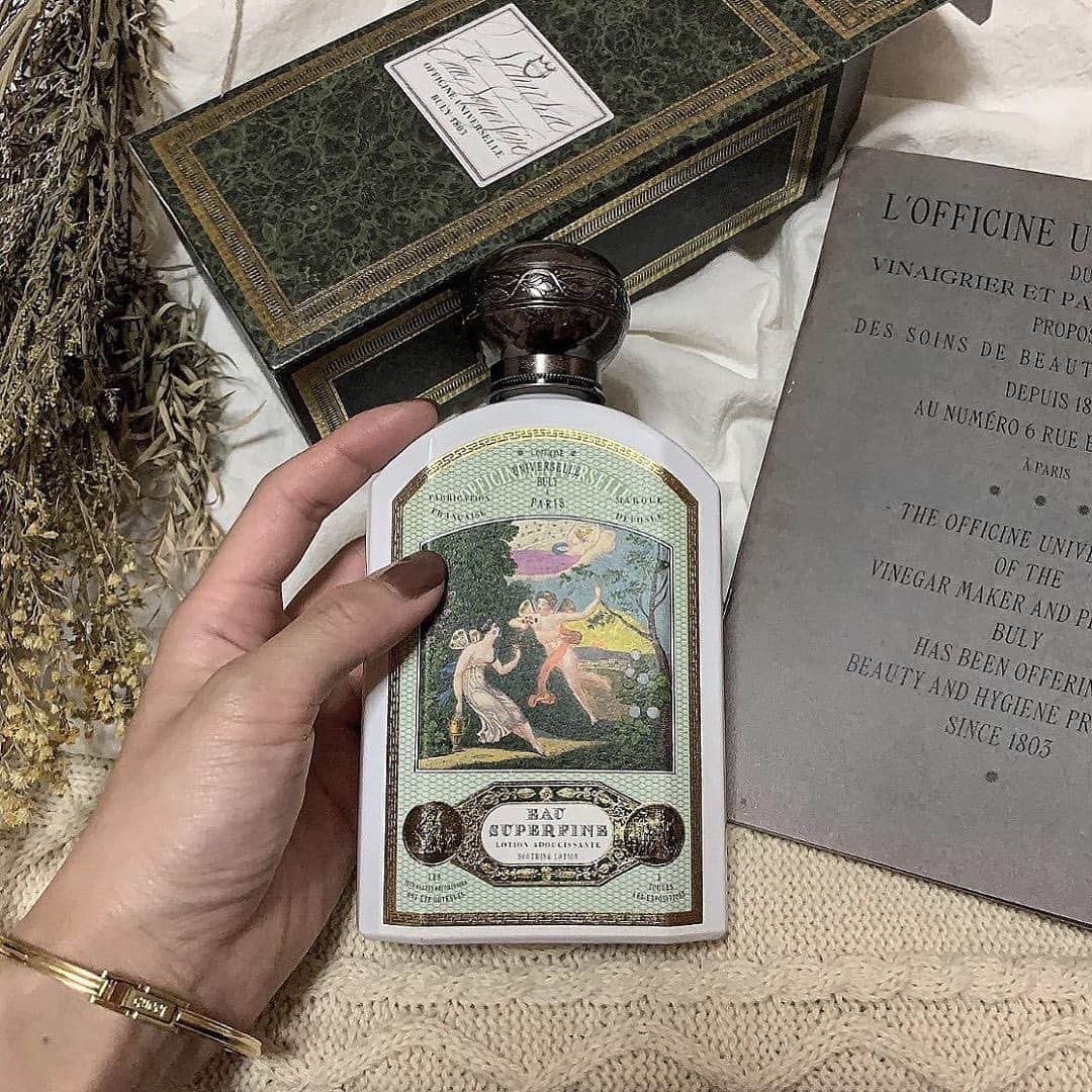 のインスタグラム：「パリの総合美容店 オフィシーヌ・ユニヴェルセル・ビュリーのアイテムは、芸術品のようなパッケージデザインが魅力的。﻿ ﻿ 看板商品のフレグランスを始め、スキンケアやリラックスアイテム、職人が作る櫛など日常に取り入れたいアイテムが揃っています。﻿ ﻿ ✔️ @officine_universelle_bulyjapan ﻿ ﻿ ﻿ Thank you♡﻿ @tt_m14 ﻿ @moco_asuka ﻿ ﻿ ﻿ ﻿ ﻿ ﻿ ﻿ ﻿ ﻿ ﻿ ﻿ ﻿ #ローリエプレス #ビュリー #bally」