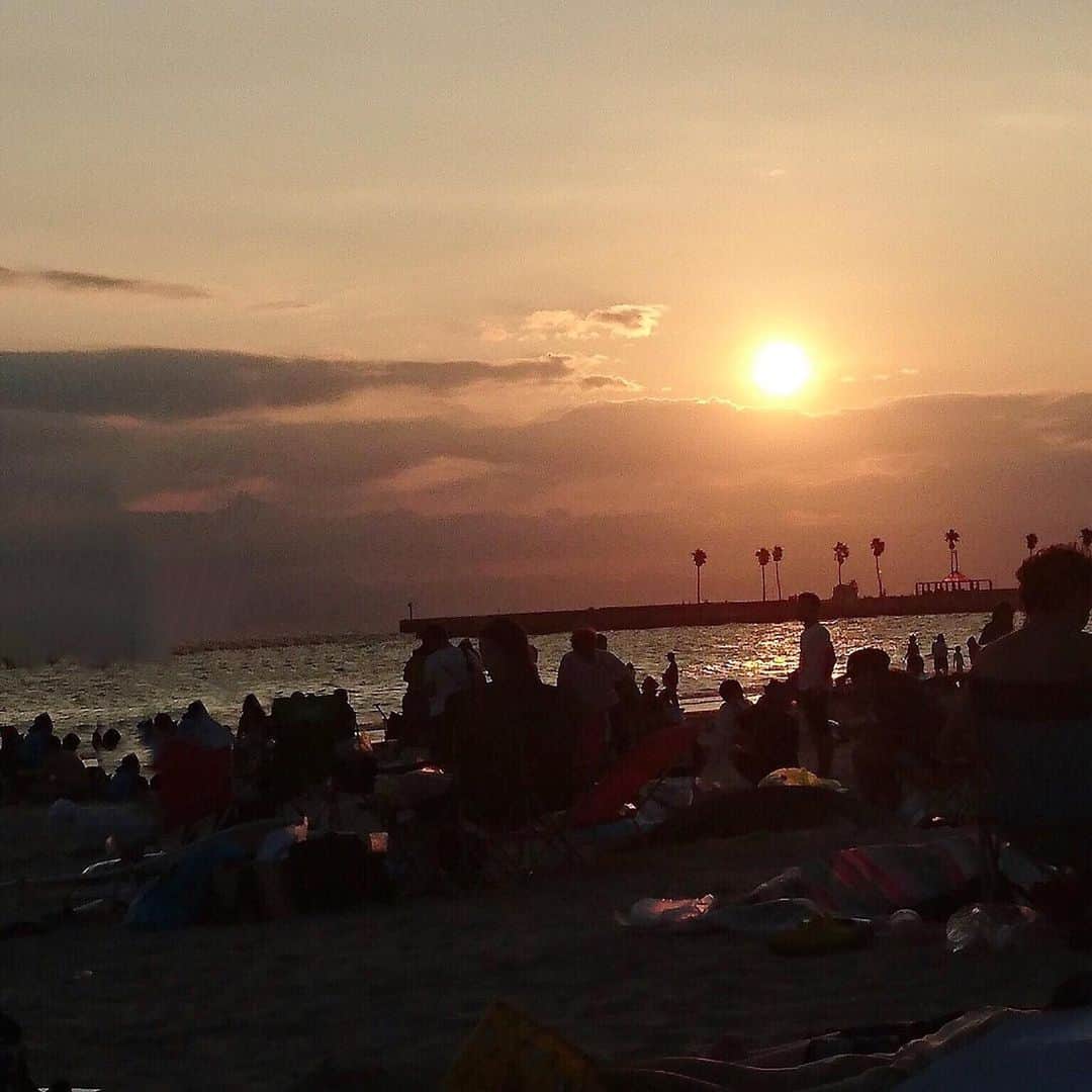 長谷川唯のインスタグラム：「・ ・ beachでsunsetを眺めながらのボーっとする時間がすき。心の芯までチルアウト❤︎ ・ ・ #sunset #sunsetbeach #サンセットチル #サンセット #chill #happy #love」