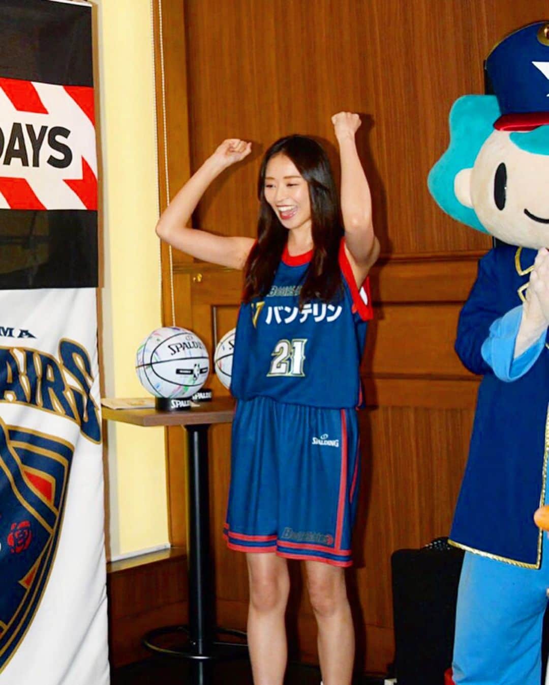 中川知香さんのインスタグラム写真 - (中川知香Instagram)「🏀 大好きなバスケ。  #横浜ビーコルセアーズ のユニホームを着させていただきました。実は#ビーコル の試合も観に行ったことあるから嬉しい！ Bリーグもいよいよ開幕ですね！楽しみだなあ♪  FRIDAYSとビーコルのコラボメニュー#フライデーズダンク は今日から期間限定発売ですよ！  #フリースロー決めた後と外した後 #外した後のみんなの表情が最高だよ  #ccガールズ3 #ccガールズ #bリーグ #bcorsairs #FRIDAYS #フライデーズ #コルス くん #中川知香」10月3日 13時31分 - chikanakagawa_official