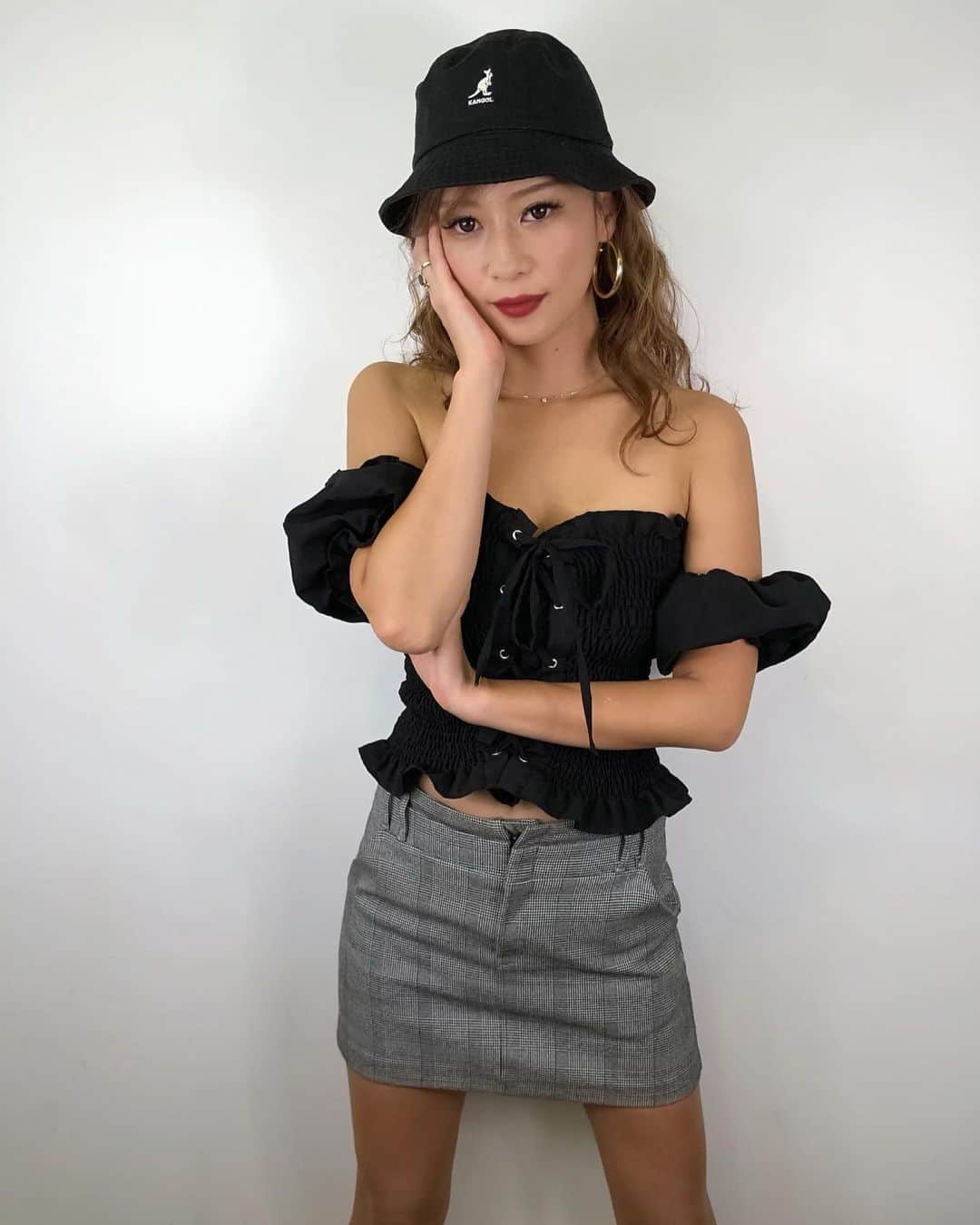長谷川唯のインスタグラム：「・ ・ ファッションは物一つ足すだけ雰囲気が変わるよね😎🖤ハットはだいきからパクったw 赤リップするだけ違うよね？💄 ・ ・ #fashionistas #ファッション大好き #fashion #code #me #cool #instagood」