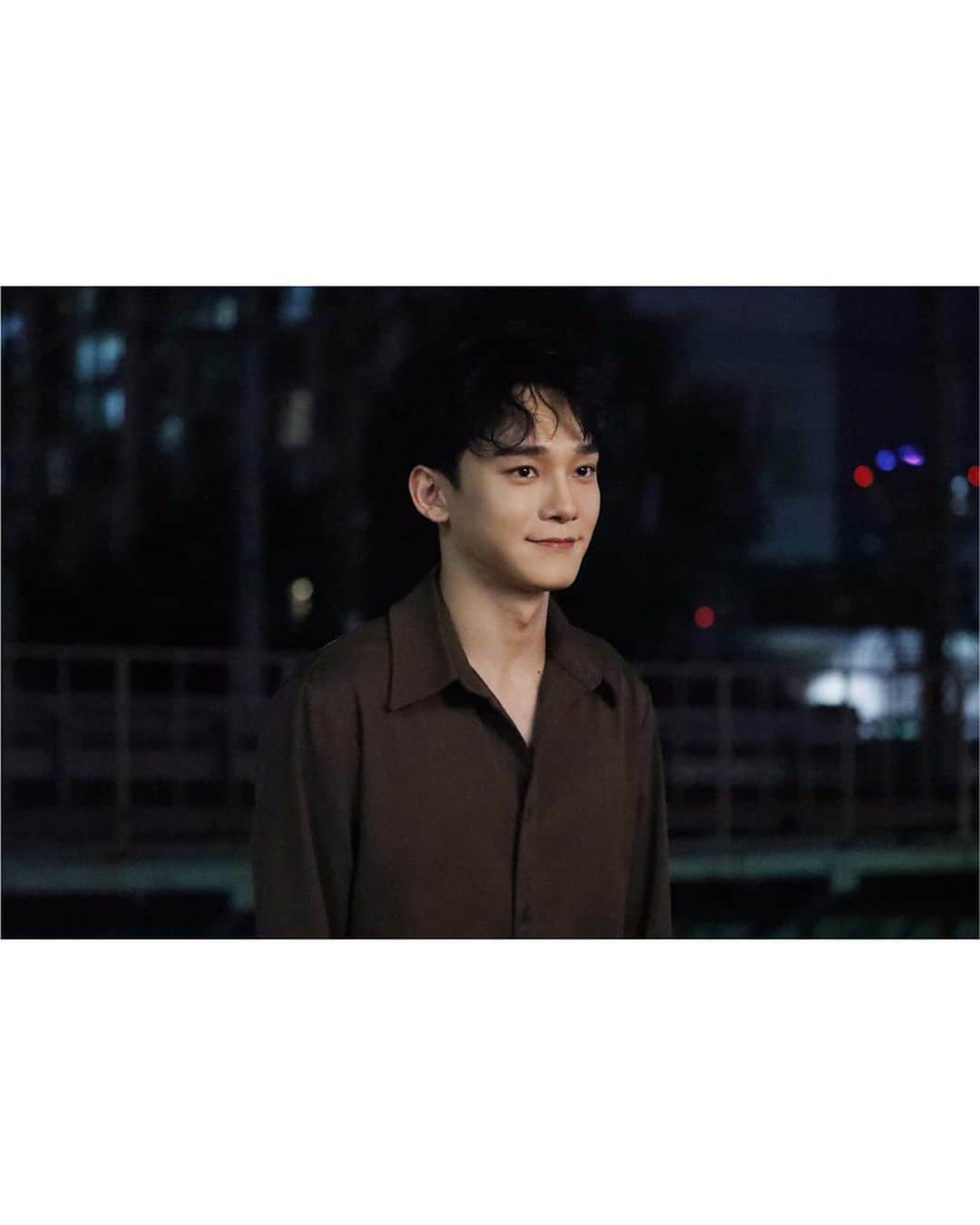 EXOさんのインスタグラム写真 - (EXOInstagram)「첸 '우리 어떻게 할까요 (Shall we?)' MV Behind Photos🎬📸 - #첸 #CHEN #믿고듣는첸 #엑소 #EXO #weareoneEXO #사랑하는그대에게 #Dear_my_dear #우리어떻게할까요 #CHEN_LOG」10月3日 13時59分 - weareone.exo