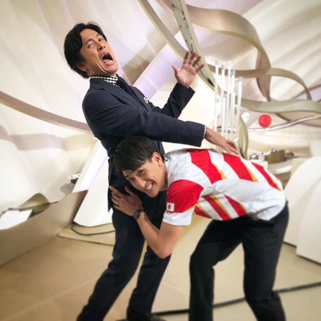 山本紘之さんのインスタグラム写真 - (山本紘之Instagram)「・ 大畑大介さんにタックル！ オンエアでは見事に交わされ、ついでにオフロードパスまでされたので、オンエア後にはしっかりタックルかましておきました。 ・ ・ …訂正です。 させて頂きました。 お気遣い頂きました。 お付き合い頂きました🥺 ・ ・ 土曜のサモア戦も楽しみ！ ・ ・ #rwc2019 #ラグビーw杯2019 #ラグビーワールドカップ2019  #newszero #zerosports #ラグビーコーナー #大畑大介 さん #日本の超人 #スーパーマン #我々世代はスポーツマンNo.1決定戦で衝撃を受けた #ショットガンタッチ #わかる人はわかるはず #そんな方にタックル #光栄です #快く受け入れてくださりありがとうございます」10月3日 14時17分 - yamamoto_hiroyuki.ntv