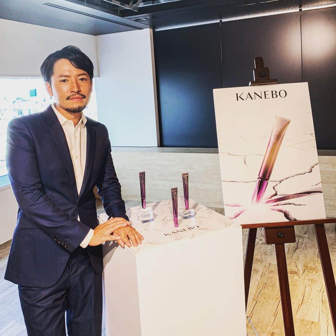 小柳津林太郎のインスタグラム：「古巣のサイバーエージェントが運営している、by.S編集部経由でKANEBOさんの、リンクルリフトセラムの新商品発表会に呼んで頂きました。  テーマは大人の挑戦ということで、自分の起業の発表もさせて頂きました。  と、同時に、  38にもなり、シワが気になりはじめた今日この頃。今までやってこなかったシワケアをまずは4週間チャレンジしてみようと思います。  早速使い始めたのですが、香りも爽やかで、つけ心地がとても良いセラムです。うるおいの持続性がとても長いので長時間外にいる人間としては便利です。4週間後が楽しみ😙  #PR #KANEBO #リンクルリフトセラム #大人の挑戦 #バチェラー #rinstagram #staygold」