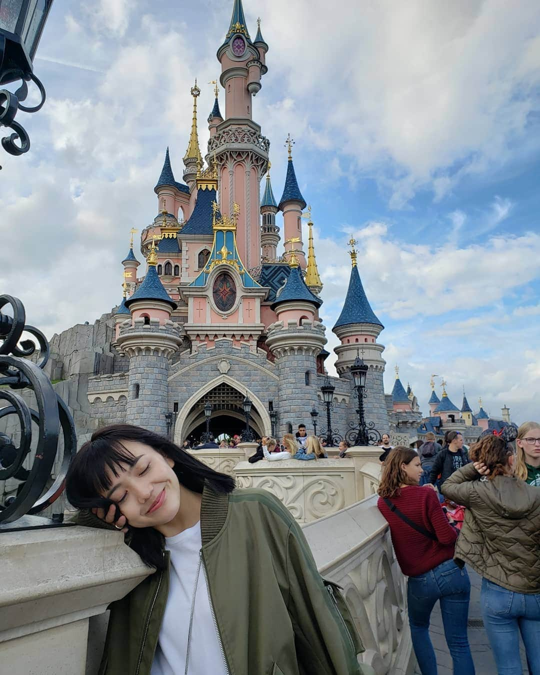 松井愛莉さんのインスタグラム写真 - (松井愛莉Instagram)「Disneyland Paris🇫🇷 パリでディズニーにも行ってきた！ めちゃめちゃ楽しかった～😊」10月3日 14時23分 - airi1226_official