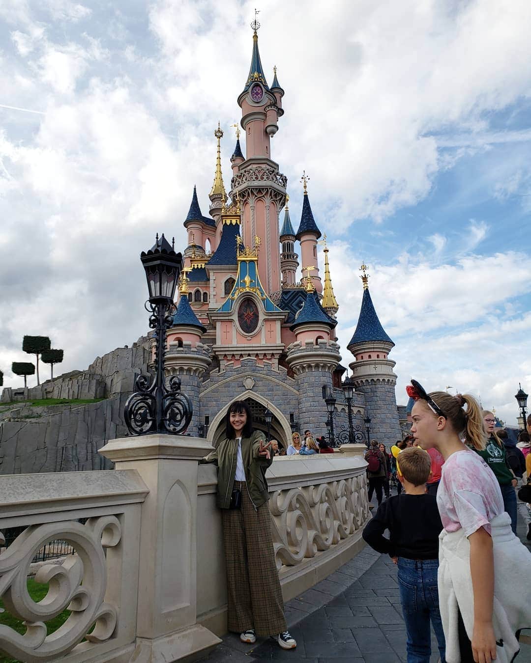 松井愛莉さんのインスタグラム写真 - (松井愛莉Instagram)「Disneyland Paris🇫🇷 パリでディズニーにも行ってきた！ めちゃめちゃ楽しかった～😊」10月3日 14時23分 - airi1226_official