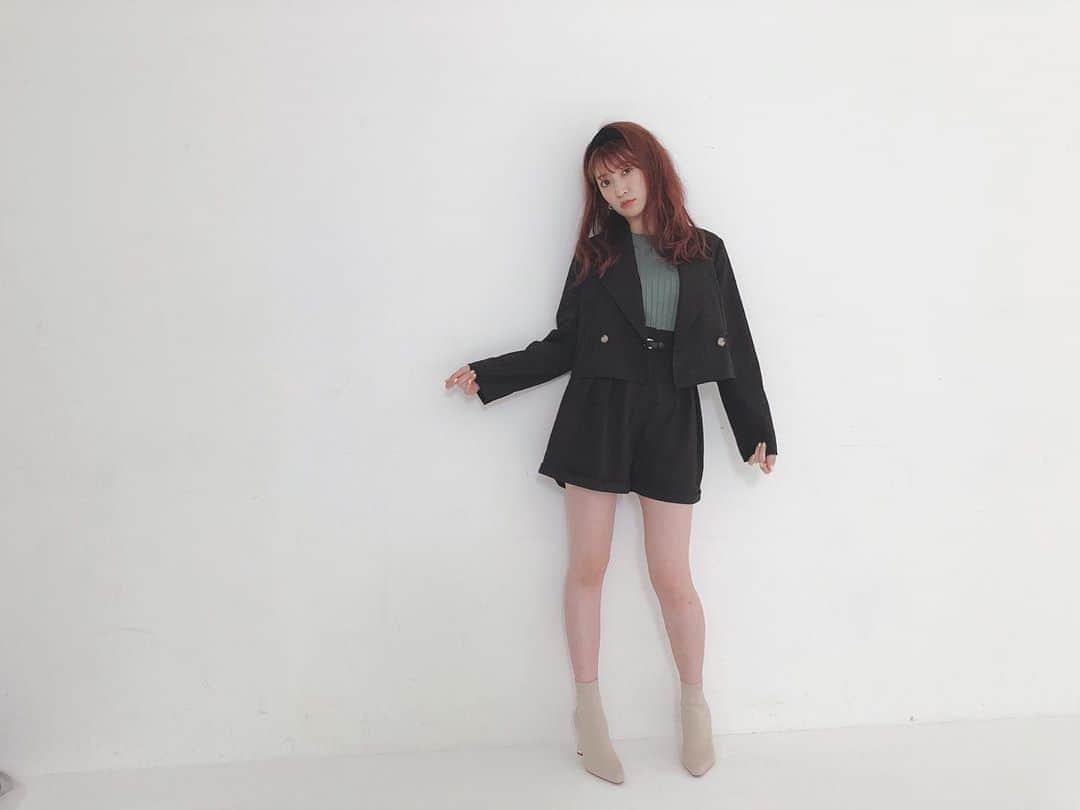 吉田朱里さんのインスタグラム写真 - (吉田朱里Instagram)「発売中の @ray.magazine  チェックしてね💓💓 . なんと今月はファッションページに私がいるよー💖👩🏻‍🦰 普段ビューティーのページが多いから嬉しかったーぁ🥰 . #ray」10月3日 14時36分 - _yoshida_akari