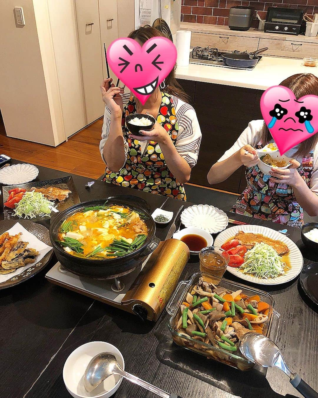 みきママさんのインスタグラム写真 - (みきママInstagram)「【料理教室をしました〜！】﻿ ﻿ ﻿ ﻿ ﻿ ﻿ ﻿ 料理が苦手と言うので、20代の女子2人に料理を教えさせていただきました〜😁😁😁 ﻿ ﻿ ﻿ ﻿ ﻿ ﻿ ﻿ ﻿ 女子①「天ぷらとポークジンジャー作りたい！」﻿ 女子②「スンドゥブとレンチン筑前煮が作りたい！」ってさ。﻿ ﻿ ﻿ ﻿ ﻿ ﻿ ﻿ ﻿ まず、レシピを読んで、2人同時に4品できあがるシュミレーションをします！﻿ ﻿ ﻿ ﻿ ﻿ ﻿ ﻿ ﻿ ﻿ そしたら、調理スタート〜！！﻿ 女子①「さじの計り方が分からないー。」﻿ 女子②「玉ねぎがしみるー！」ってさ。計量や段取りを伝授させていただきました。﻿ ﻿ ﻿ ﻿ ﻿ ﻿ ﻿ ﻿ ﻿ ﻿ 女子①「スンドゥブ、キムチから作ると美味しい！」﻿ 女子②「天ぷらの油がはねてこない！」ってさ。﻿ ﻿ ﻿ ﻿ ﻿ ﻿ ﻿ 4品同時に完成して、いただきま〜す！！お米もたくさん召し上がっていました🤣🤣🤣 ﻿ ﻿ ﻿ ﻿  今日作ったレシピは、【外食本】に載っているので、またお家で家族や彼氏に作ってあげてくださ〜い😆😆😆 . . . . . . #料理教室 #アモリコ #fnceats #cookingclass」10月3日 14時40分 - mikimama_official