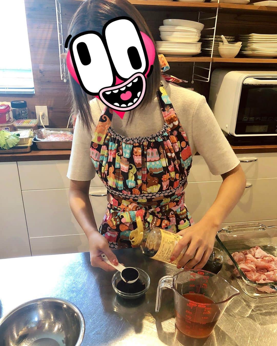 みきママさんのインスタグラム写真 - (みきママInstagram)「【料理教室をしました〜！】﻿ ﻿ ﻿ ﻿ ﻿ ﻿ ﻿ 料理が苦手と言うので、20代の女子2人に料理を教えさせていただきました〜😁😁😁 ﻿ ﻿ ﻿ ﻿ ﻿ ﻿ ﻿ ﻿ 女子①「天ぷらとポークジンジャー作りたい！」﻿ 女子②「スンドゥブとレンチン筑前煮が作りたい！」ってさ。﻿ ﻿ ﻿ ﻿ ﻿ ﻿ ﻿ ﻿ まず、レシピを読んで、2人同時に4品できあがるシュミレーションをします！﻿ ﻿ ﻿ ﻿ ﻿ ﻿ ﻿ ﻿ ﻿ そしたら、調理スタート〜！！﻿ 女子①「さじの計り方が分からないー。」﻿ 女子②「玉ねぎがしみるー！」ってさ。計量や段取りを伝授させていただきました。﻿ ﻿ ﻿ ﻿ ﻿ ﻿ ﻿ ﻿ ﻿ ﻿ 女子①「スンドゥブ、キムチから作ると美味しい！」﻿ 女子②「天ぷらの油がはねてこない！」ってさ。﻿ ﻿ ﻿ ﻿ ﻿ ﻿ ﻿ 4品同時に完成して、いただきま〜す！！お米もたくさん召し上がっていました🤣🤣🤣 ﻿ ﻿ ﻿ ﻿  今日作ったレシピは、【外食本】に載っているので、またお家で家族や彼氏に作ってあげてくださ〜い😆😆😆 . . . . . . #料理教室 #アモリコ #fnceats #cookingclass」10月3日 14時40分 - mikimama_official