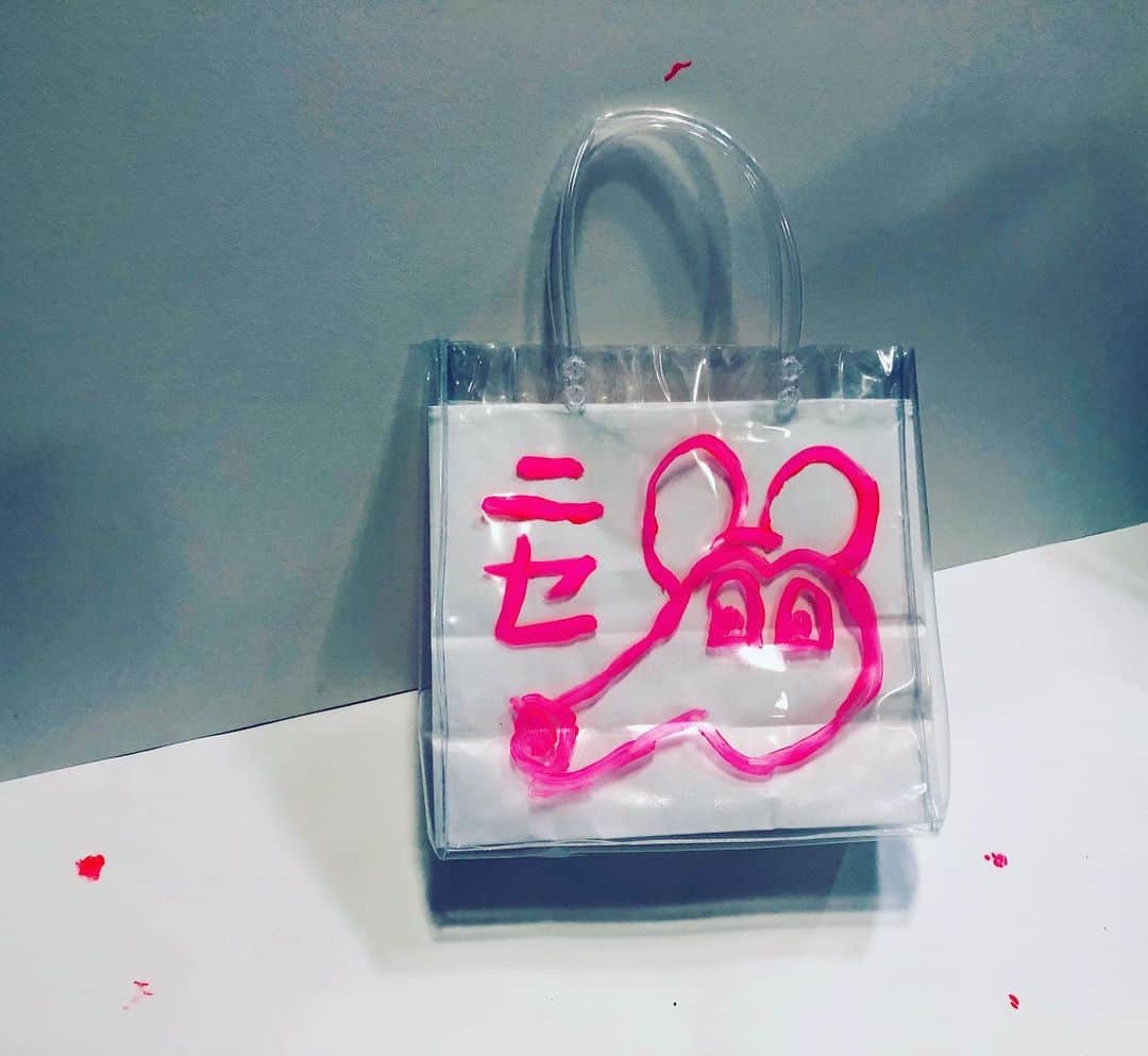 水野しずのインスタグラム：「このシリーズを店頭販売してくれるshopなどの方いたらご連絡ください(これがどこかに物質として配置されていてほしい)」