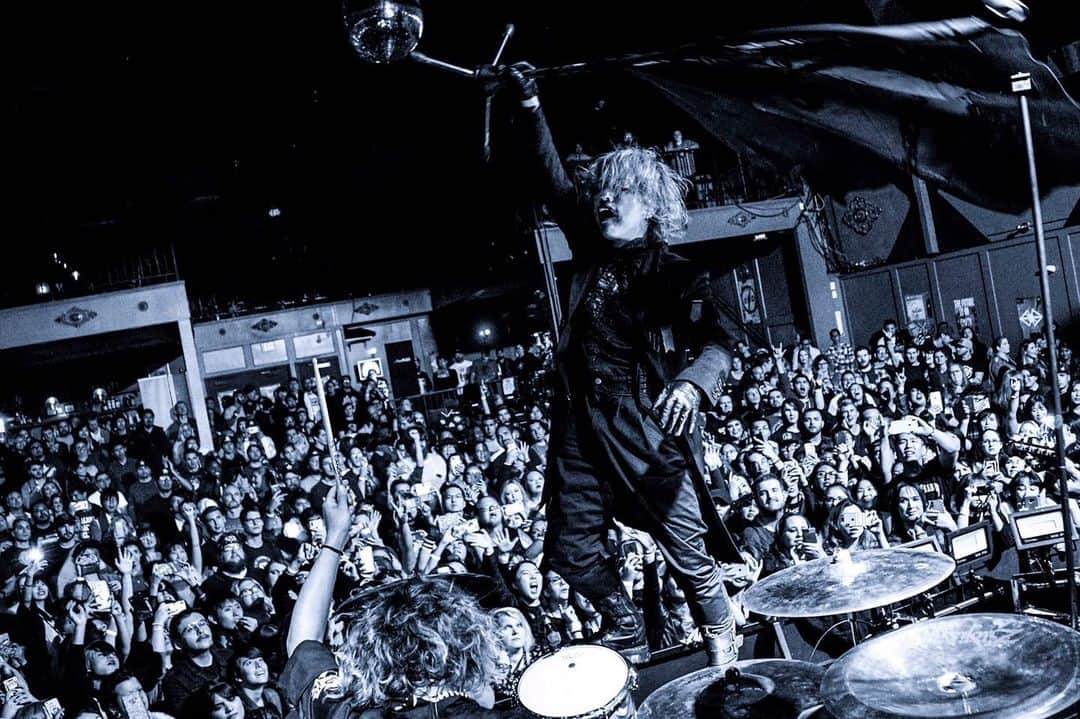 のインスタグラム：「Angelenos, you were awesome (as always)!! It’s always nice to be back in my home-away-from-home.  We’re headed up north next!  #HYDELIVE2019US #DIVISIONS2019 #LosAngels #STARSET #PALISADES #ABRILLIANTLIE」