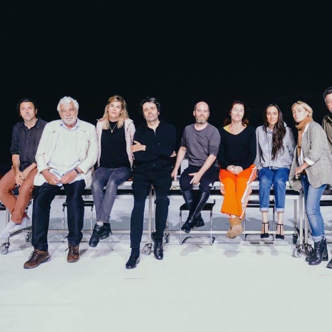 エマニュエル・ベアールのインスタグラム：「#Repost @emmanuellebeart ・・・ #theater  #theaterlife  @tnb_rennes  @structureproduction  @pascalrambert  #stanislasnordey  #audreybonnet @mariesophieferdane #laurentpoitrenaux  #denispodalydès  #pascalreneric  #annebrochet  #arthurnauziciel #jacquesveber 🙏🏻💛 soon in @tns_strasbourg  et @les_bouffes_du_nord à partir du 4 décembre !!!」