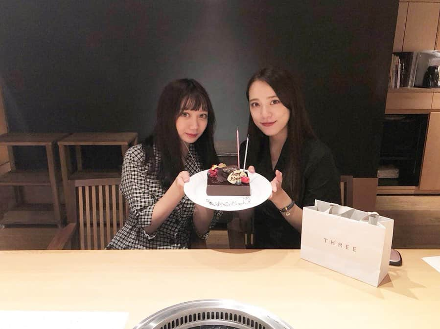 小澤しぇいんさんのインスタグラム写真 - (小澤しぇいんInstagram)「まるたんお誕生日を#日本焼肉はせ川 でお祝いした🎂 #和スタイル焼肉 が食べられて脂もしつこくなくて胃もたれしないとても美しいお肉美味しかった〜！お店の雰囲気もとても良かった。 目の前でお肉切ってくれて、まるたんのお誕生日祝いだけど私も幸せな1日だったよん♡ プレゼントも喜んでくれて良かった♡ ここの焼肉屋さんは休日限定のランチメニューで黒毛和牛をリーズナブルな価格でも食べられるんだよ〜 またまるたんと食べ行く。 #焼肉×日本料理」10月3日 14時53分 - 1217_shane