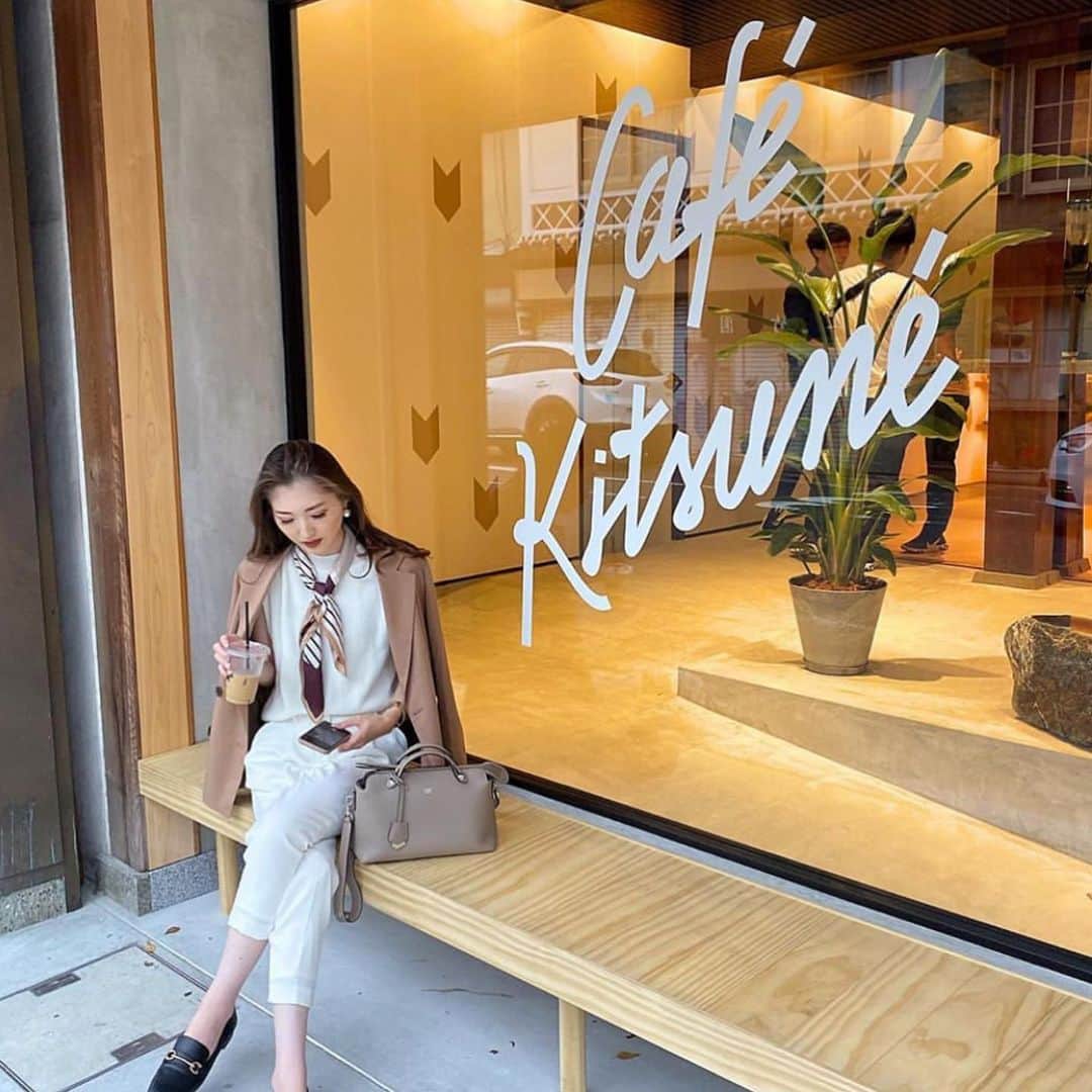 Gildas Loaëcさんのインスタグラム写真 - (Gildas LoaëcInstagram)「NOW OPEN l We are proud to present you our very first Café-Roastery in the world: welcome to Café Kitsuné Roastery Okayama in Japan.  Since the opening of our first cafés six years ago, our main concern at Café Kitsuné has been to serve the freshest and tastiest coffee, whether you are in Paris, Seoul or Tokyo. With the opening of our very own roastery in Okayama’s district of Izushi, we are now able to watch every step of the coffee roasting process to ensure quality and flavor consistency.  In collaboration with @aroma_coffee_roastery’s owner Kazuya Watanabe, we have created a truly unique Café Kitsuné blend, using beans from Guatemala, Salvador and Nicaragua.  The @cafekitsune coﬀee beans roasted at Café Kitsuné Okayama will also be available in our café in Tokyo and throughout Asia in the near future.📍🌍 Join us now for a fresh roasted cup of coffee! - Head over our IG Stories to learn about the coffee roasting process in our Okayama’s Café-Roastery ☕ - 👉 Café Kitsuné Okayama Café-Roastery 1-6-6-2 Izushicho, Kita-ku, Okayama, Japan Monday-Sunday 10AM-5PM」10月3日 15時08分 - gildaskitsune
