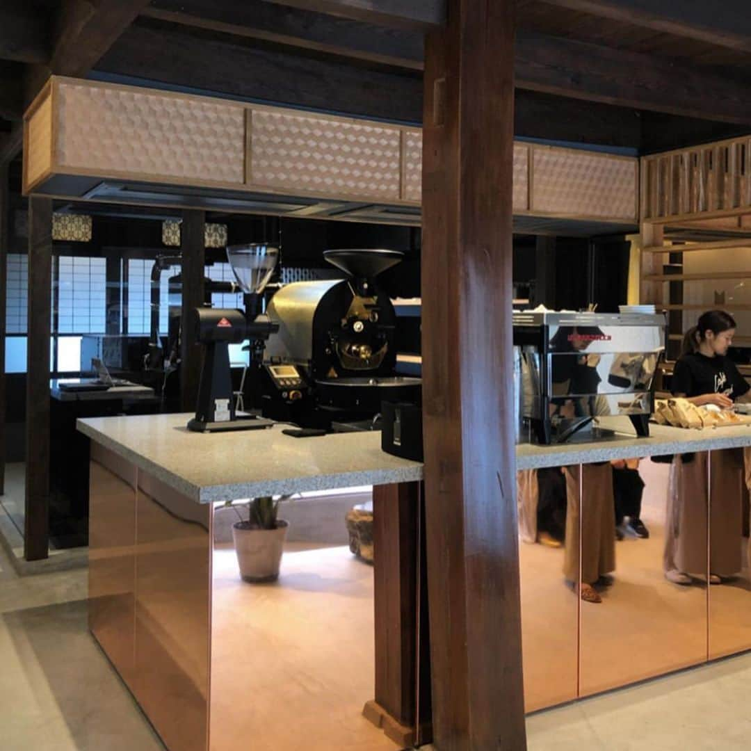 Gildas Loaëcさんのインスタグラム写真 - (Gildas LoaëcInstagram)「NOW OPEN l We are proud to present you our very first Café-Roastery in the world: welcome to Café Kitsuné Roastery Okayama in Japan.  Since the opening of our first cafés six years ago, our main concern at Café Kitsuné has been to serve the freshest and tastiest coffee, whether you are in Paris, Seoul or Tokyo. With the opening of our very own roastery in Okayama’s district of Izushi, we are now able to watch every step of the coffee roasting process to ensure quality and flavor consistency.  In collaboration with @aroma_coffee_roastery’s owner Kazuya Watanabe, we have created a truly unique Café Kitsuné blend, using beans from Guatemala, Salvador and Nicaragua.  The @cafekitsune coﬀee beans roasted at Café Kitsuné Okayama will also be available in our café in Tokyo and throughout Asia in the near future.📍🌍 Join us now for a fresh roasted cup of coffee! - Head over our IG Stories to learn about the coffee roasting process in our Okayama’s Café-Roastery ☕ - 👉 Café Kitsuné Okayama Café-Roastery 1-6-6-2 Izushicho, Kita-ku, Okayama, Japan Monday-Sunday 10AM-5PM」10月3日 15時08分 - gildaskitsune