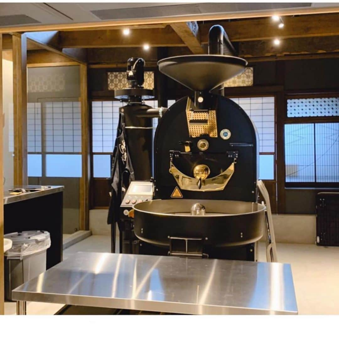 Gildas Loaëcさんのインスタグラム写真 - (Gildas LoaëcInstagram)「NOW OPEN l We are proud to present you our very first Café-Roastery in the world: welcome to Café Kitsuné Roastery Okayama in Japan.  Since the opening of our first cafés six years ago, our main concern at Café Kitsuné has been to serve the freshest and tastiest coffee, whether you are in Paris, Seoul or Tokyo. With the opening of our very own roastery in Okayama’s district of Izushi, we are now able to watch every step of the coffee roasting process to ensure quality and flavor consistency.  In collaboration with @aroma_coffee_roastery’s owner Kazuya Watanabe, we have created a truly unique Café Kitsuné blend, using beans from Guatemala, Salvador and Nicaragua.  The @cafekitsune coﬀee beans roasted at Café Kitsuné Okayama will also be available in our café in Tokyo and throughout Asia in the near future.📍🌍 Join us now for a fresh roasted cup of coffee! - Head over our IG Stories to learn about the coffee roasting process in our Okayama’s Café-Roastery ☕ - 👉 Café Kitsuné Okayama Café-Roastery 1-6-6-2 Izushicho, Kita-ku, Okayama, Japan Monday-Sunday 10AM-5PM」10月3日 15時08分 - gildaskitsune