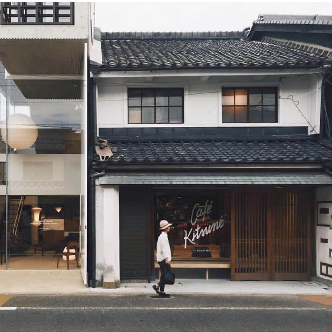 Gildas Loaëcさんのインスタグラム写真 - (Gildas LoaëcInstagram)「NOW OPEN l We are proud to present you our very first Café-Roastery in the world: welcome to Café Kitsuné Roastery Okayama in Japan.  Since the opening of our first cafés six years ago, our main concern at Café Kitsuné has been to serve the freshest and tastiest coffee, whether you are in Paris, Seoul or Tokyo. With the opening of our very own roastery in Okayama’s district of Izushi, we are now able to watch every step of the coffee roasting process to ensure quality and flavor consistency.  In collaboration with @aroma_coffee_roastery’s owner Kazuya Watanabe, we have created a truly unique Café Kitsuné blend, using beans from Guatemala, Salvador and Nicaragua.  The @cafekitsune coﬀee beans roasted at Café Kitsuné Okayama will also be available in our café in Tokyo and throughout Asia in the near future.📍🌍 Join us now for a fresh roasted cup of coffee! - Head over our IG Stories to learn about the coffee roasting process in our Okayama’s Café-Roastery ☕ - 👉 Café Kitsuné Okayama Café-Roastery 1-6-6-2 Izushicho, Kita-ku, Okayama, Japan Monday-Sunday 10AM-5PM」10月3日 15時08分 - gildaskitsune