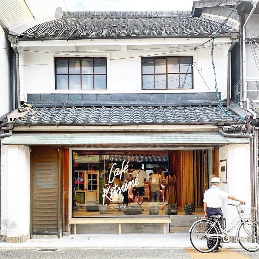 のインスタグラム：「NOW OPEN l We are proud to present you our very first Café-Roastery in the world: welcome to Café Kitsuné Roastery Okayama in Japan.  Since the opening of our first cafés six years ago, our main concern at Café Kitsuné has been to serve the freshest and tastiest coffee, whether you are in Paris, Seoul or Tokyo. With the opening of our very own roastery in Okayama’s district of Izushi, we are now able to watch every step of the coffee roasting process to ensure quality and flavor consistency.  In collaboration with @aroma_coffee_roastery’s owner Kazuya Watanabe, we have created a truly unique Café Kitsuné blend, using beans from Guatemala, Salvador and Nicaragua.  The @cafekitsune coﬀee beans roasted at Café Kitsuné Okayama will also be available in our café in Tokyo and throughout Asia in the near future.📍🌍 Join us now for a fresh roasted cup of coffee! - Head over our IG Stories to learn about the coffee roasting process in our Okayama’s Café-Roastery ☕ - 👉 Café Kitsuné Okayama Café-Roastery 1-6-6-2 Izushicho, Kita-ku, Okayama, Japan Monday-Sunday 10AM-5PM」