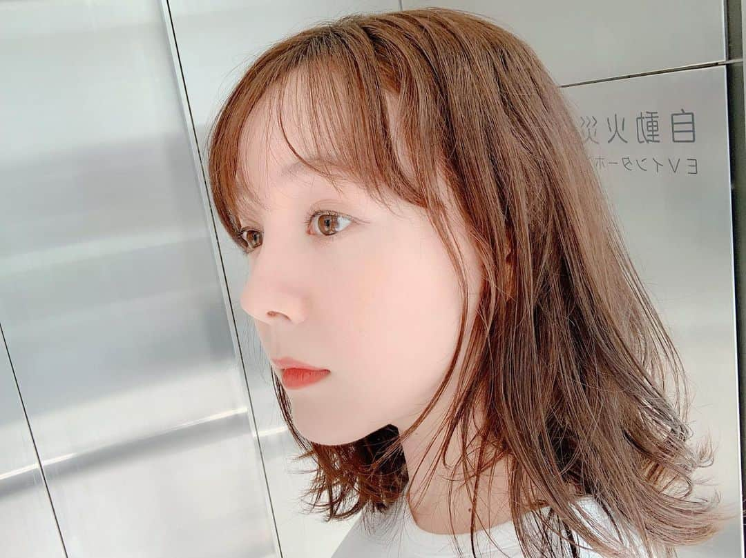 トリンドル玲奈さんのインスタグラム写真 - (トリンドル玲奈Instagram)「前髪カット💇‍♂️しました﻿ ﻿ 薄め前髪にも合うように…﻿ ちょいと長めに🧡﻿ ﻿ @mitsuteru_asahi さんのカットは癖っ毛でもめちゃ扱いやすくなります☺︎﻿ ﻿ いつもありがとうございます✨🙇‍♀️ ﻿ ﻿ @_sunvalley_」10月3日 15時12分 - toritori0123