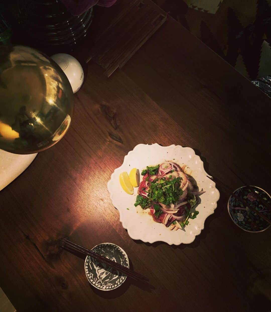 安西こずえさんのインスタグラム写真 - (安西こずえInstagram)「昨夜の家めしは 肉たたき❤️だけな。。。 赤玉ねぎとクレソンとケッパーレモン🍋🤤 @meat.deli355  リーファーで買ったランプ💡も素敵✨」10月3日 15時16分 - cozcozrin