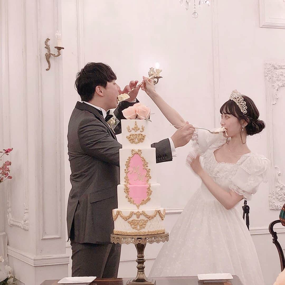 酒元麻衣（まいへー）のインスタグラム：「ファーストバイト💗  #wedding#ウエディングケーキ #ファーストバイト#結婚式」