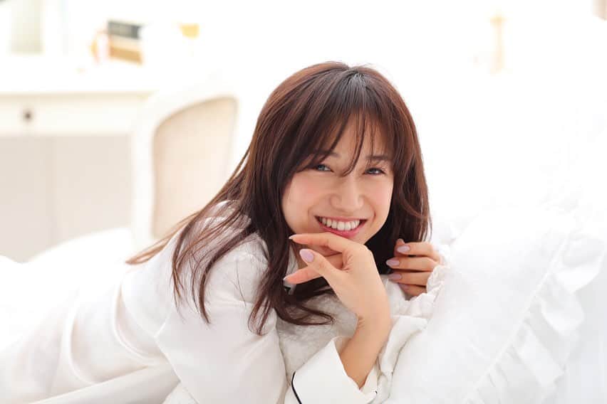 のインスタグラム：「美容も健康も、 外側のケアより内側のケアからが大切だと分かってはいるものの、 口にする食べ物で身体が作られていくと分かってはいるものの、、 なかなか毎日納得いく食生活を送るのは むずかしい💦  だから何年か前からサプリを飲んだりして 積極的に摂りたい栄養素を補ったりしていました☺️ . 今回 @fujimi_official さんで23の質問に答えてオリジナルのカスタムサプリメントを組んでもらいました👏 今 自分に足りてないものや理想に近づけるために 組んで頂いた☺️ 私は「光を通すような透明感」を叶える為の処方で #L-シスチン #ビタミンACE #ビタミンB #フィッシュオイル #プラセンタ の5点💊 届いた包装が可愛すぎてテンション上がったー🥺 個包装で持ち運びも出来るのは本当に嬉しい！ 箱がタテ型でスタイリッシュなのもタイプです笑 ひとつひとつ自分でも買ったことのあるサプリもあり、 こうしてセットになっていると こんなに便利なんだ、、と実感。  肌診断とかはHPから誰でも診断出来るので試してみてはいかがですか🔍 自分の食生活の見直しにも役立ちますよ😉😉 . #FUJIMI#カスタマイズサプリ#肌診断#FUJIMIサプリ#フジミ#美意識#美は内側から#肌質改善#肌ケア#美容垢#PR#beauty」