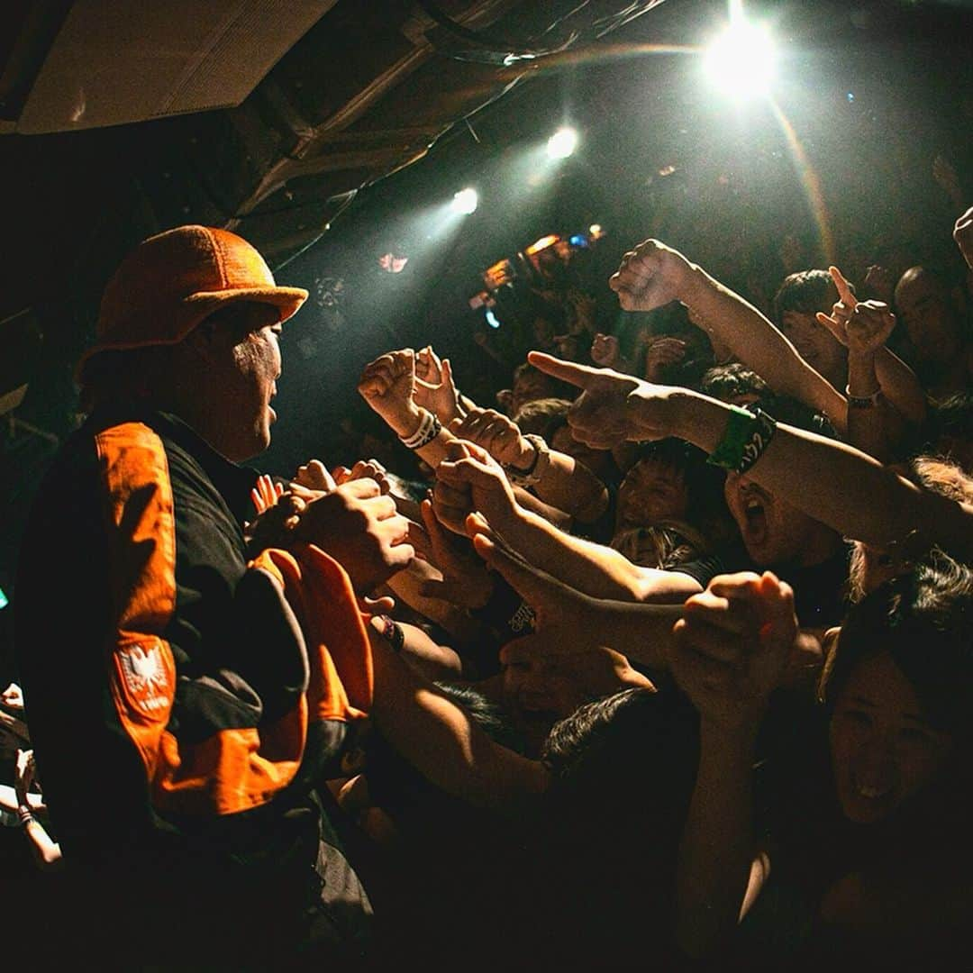 N∀OKIさんのインスタグラム写真 - (N∀OKIInstagram)「dust’nGRAFFTY 20TH ANNIVERSARY SPRIT TOUR  口もきかなかった 17年前の初邂逅 新宿ロフトから 互いに貫いて這い上がって 随分時は熟成されて ここぞって時はいつも 必ず鳴らしあって 酌み交わしてきた dustbox  積み重ねて舞い戻った 新宿ロフトには素晴らしい 未来が広がってた  まだまだ物語はここから  またいつかどこかで dust’nGRAFFTY お逢いましょう  ありがとうございました  写真 チャミスルチャプチェヌ @kawado_photo  #dustnGRAFFTY #新宿LOFT #dustbox #ROTTENGRAFFTY」10月3日 15時49分 - chairoy1945