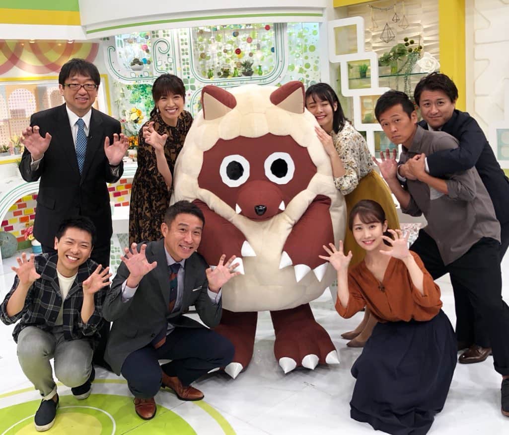 島津咲苗さんのインスタグラム写真 - (島津咲苗Instagram)「集合写真🍀 ちょっと遠慮気味なウルフィも可愛い...。 . . . #須田亜香里 さん #あかりん #山田美保子 さん #萱野稔人 さん #山田修作 #気象予報士 #佐藤裕二 アナ #竹田基起 アナ #上坂嵩 アナ #望木聡子 アナ #島津咲苗 #ドデスカ  #アナウンサー #メーテレ #集合写真」10月3日 15時50分 - sanae_shimazu