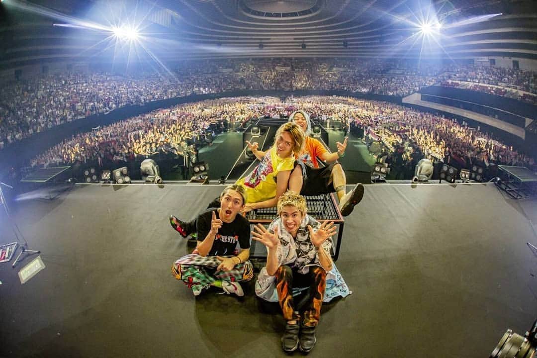 ONE OK ROCKさんのインスタグラム写真 - (ONE OK ROCKInstagram)「Thanks, Osaka!! #EYEOFTHESTORMJAPANTOUR #ONEOKROCK  photo by @cazrowaoki」10月3日 15時55分 - oneokrockofficial
