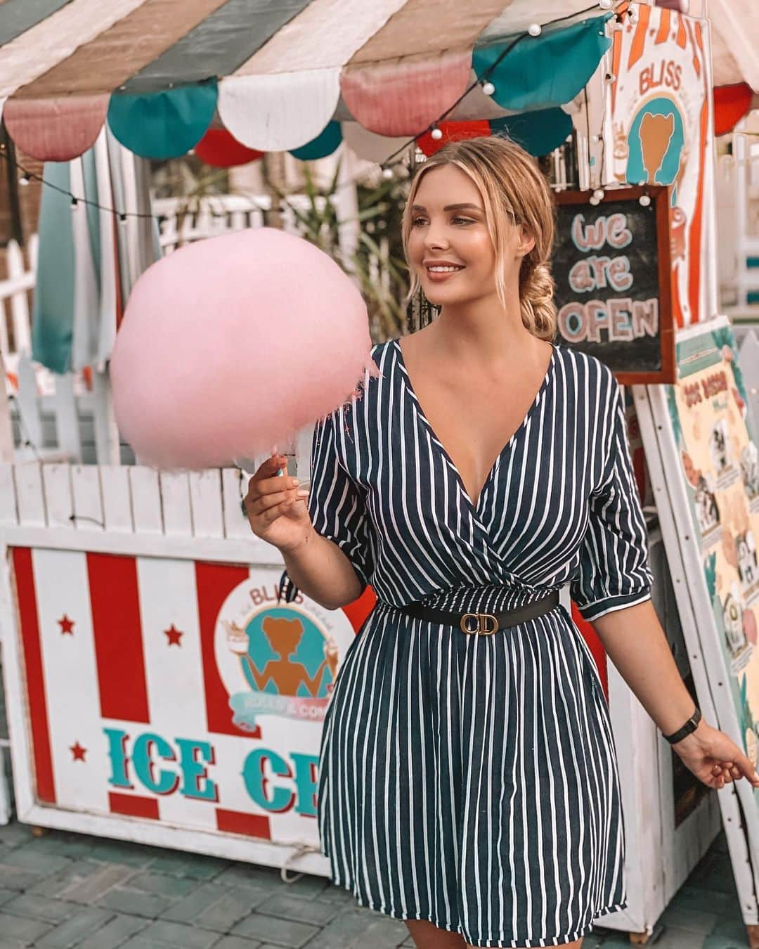 サラ・ハリスさんのインスタグラム写真 - (サラ・ハリスInstagram)「Had the absolute best little date this afternoon! Played games for hours, ate great hangover food and even got my candy floss on a stick I’ve been going on about since forever ago. 😂 So now I can FINALLY shut up about it 🙌🏼😅」10月3日 21時32分 - iamsarahharris