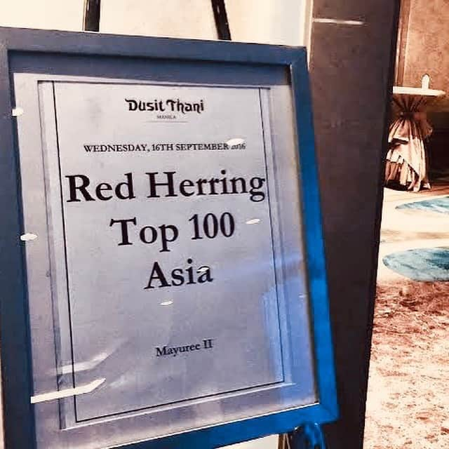 久積篤史さんのインスタグラム写真 - (久積篤史Instagram)「【ご報告】 Red Herring Asia Top 100 2019を受賞しましたっ😭 ⁡ Red Herringは、.comバブル時代に米国で誕生した元祖テクノロジーメディア。TechCrunchが誕生するきっかけになったほどの偉大なメディアで、昨年でいえば日本から 「C CHANNEL」が選ばれ、過去には「BUYMA」 「ビズリーチ」「アライドアーキテクツ」「CyberZ」「マイクロアド」などの上場企業も選ばれています。 ⁡ 仮想通貨関連企業としては、日本人初の快挙でしょう👍👍 ⁡ 「Red Herring」とは Red Herring社（本社：米国カリフォルニア州 会長兼発行人：Alex Vieux）は、投資家や経営者、技術者において権威ある雑誌・オンラインニュースを提供、経済全体を変化させる可能性のある技術トレンドや最新情報を随時紹介し、世界の技術革新に影響を与えています。同社が毎年主催する『Red Herring Asia Top 100 Award』は画期的な仕組みやテクノロジーをもち、世界を牽引し得る革新的な有望企業上位100社に贈られる名誉ある賞です。過去には、Google、Yahoo、Salesforce. com、Facebook、YouTube、eBay、twitterなども受賞しており、現在ではベンチャー企業の権威ある登竜門的な位置付けとなっています。 ⁡ ⁡ Red Herring Asia Top 100 Award、今年の受賞式はタイバンコクのシャングリラホテルにて開催されます。 https://www.redherring.com/events/top-100/ ⁡ ⁡ 思い返せば2015年、葛藤がありました。白石麻衣さんが主演女優として出演した 映画 闇金ウシジマくんの題材にボクらのストーリーが抜擢され描写されたのですが、これを映画館で客観的な視点に立ち、自分がやってきたことは、このようなイメージで社会からはみられていたんだろうと直視したことをキッカケに、また己の力の無さを痛感し、2012年から提唱していたインフルエンサー関連事業を本格的に起ち上げようと一人決意。 ⁡ ⁡ ネオヒルズ族の中にも、 本物のIT起業家がいたんだってことを証明したい。 ⁡ ⁡ 世の中に認めてもらいたい、自分の場合、今から日本で認められるには世界から認められる必要がある、という一心で走り続けてきました。 ⁡ ⁡ 決してお金が目的というわけではなくて、恋愛も後回しにしてきましたし、友とよべる多くの仲間たちも無くしてはしまいましたが、ずっと俺が手に入れたかったのは、正にこういった名誉でした。 本当に嬉しい。  心底幸せです。 ⁡ ⁡ しかし、これで終わりというわけではありません。公に掲げたミッションを必ず果たすこと。やり抜くこと。 ⁡ みててください。俺は必ずやりますから ⁡ ⁡ Thanks to the parents who gave birth to me.  We received the top 100 companies in Asia! ⁡ I ’m so happy!  Thank you so much.  ⁡ Founder of PATRON and RON  ⁡ ATSUSHI HISATSUMI  #Redherring #Redherring100 #Award #Asia100 #startup  #PATRON #RON #RONCOIN #cryptocurrency #japanesestartup #JAPAN #仮想通貨　#bitcoin ⁡ ────── ───  過去の受賞 ⁡ “Award  Red Herring Asia Top 100  2019 "Asis Top 100"  受賞 NewYork Venture Summit  2018 "Top Innovator 50 "  選出 Visa Everywhere Initiative Japan  2018 "Innovator Solution "  選出 ⁡ *World wide Ranking Forbes : “Top 10 New Blockchain Companies To Watch For In 2018 http://www.forbes.com/sites/andrewrossow/2018/07/10/top-10-new-blockchain-companies-to-watch-for-in-2018/ Zoo, Microsoft News :” The 10 Most Successful Blockchain Technology Companies In The World, https://zuuonline.sg/business/the-10-most-successful-blockchain-technology-companies-in-the-world/ ⁡ 他　コメント欄参照」10月3日 16時07分 - hisatsumi