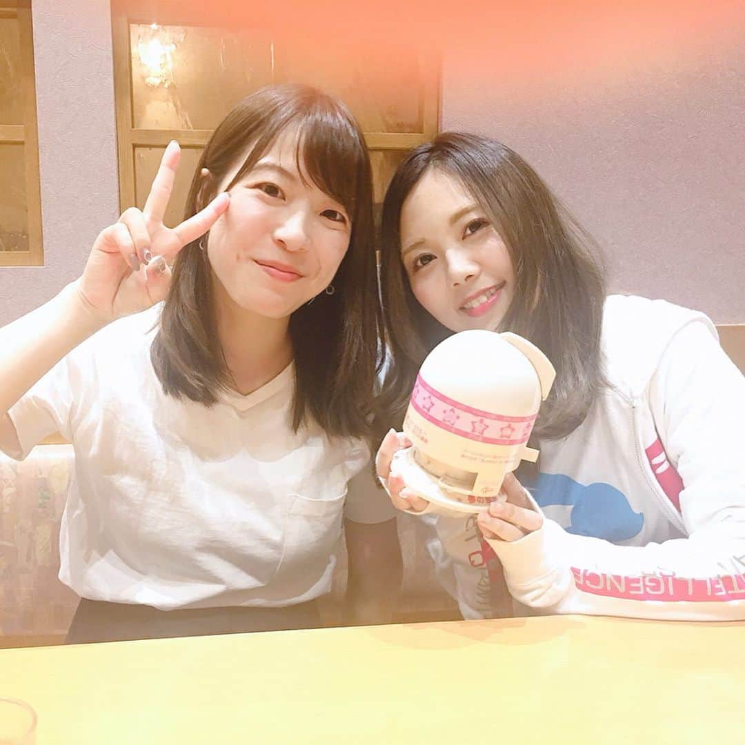 西村季里子のインスタグラム：「・ 今日は愛する親友の誕生日🎂 もう20年以上一緒にいるけど、 家族以上に家族のような存在🤝← 私より私の実家に常にいるし、 毎日連絡とってるけど飽きない👯‍♀️ 母になっても美しく明るく 変わらないまあを尊敬するよ💕 来月沖縄行くの楽しみだなー🥰 お誕生日おめでとう💖 #お誕生日#誕生日#birthday #happybirthday #親友#家族 #お母さんに写真頼んだら #絶対指の影入るのなんなん #沖縄#旅行#楽しみ#follow #followme」