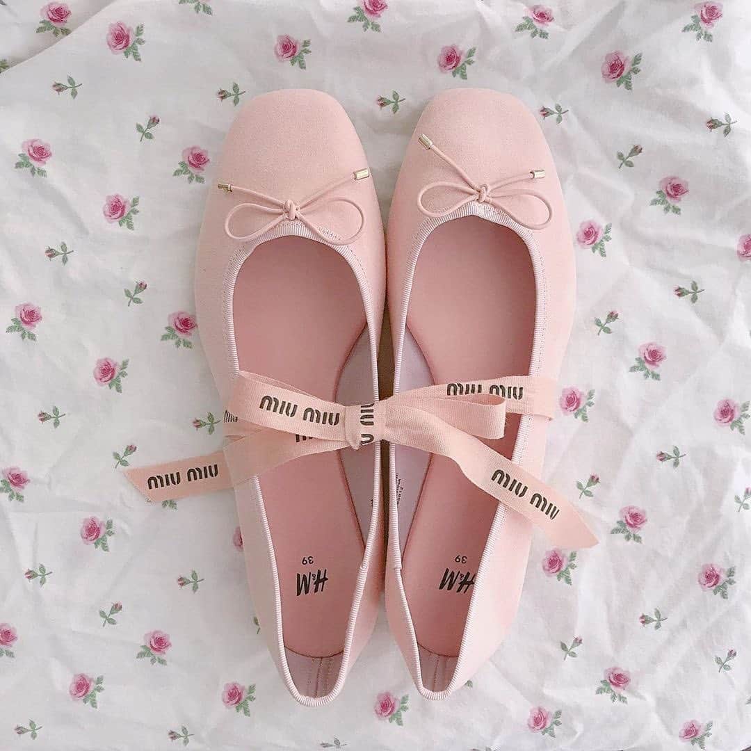 のインスタグラム：「プチプラやファストファッションブランドのバレエシューズがかわいい♡﻿ ﻿ フラットだから、たくさん歩くお出かけの日や、ルームシューズにも活躍します。パステルピンクがかわいいこちらのシューズはH&Mで購入したそう。﻿ ﻿ Thank you♡﻿ @_hnk.baby_ ﻿ ﻿ ﻿ ﻿ ﻿ ﻿ ﻿ ﻿ ﻿ ﻿ ﻿ ﻿ ﻿ #ローリエプレス #バレエシューズ #hm #秋シューズ」