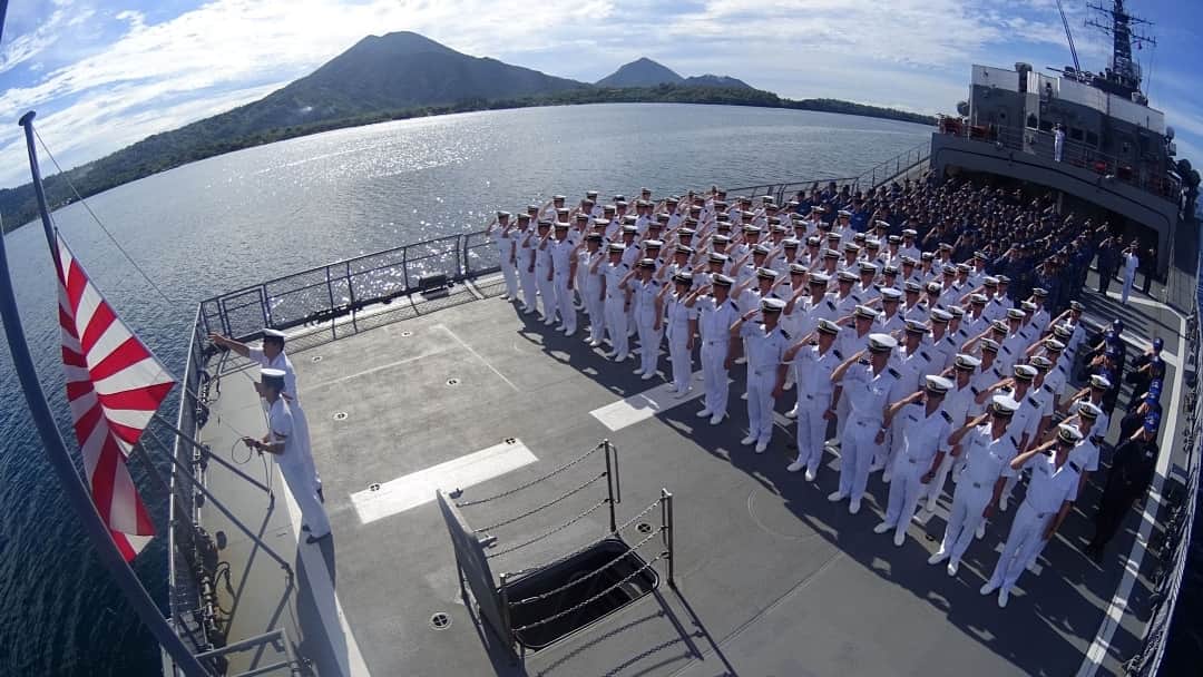 海上自衛隊さんのインスタグラム写真 - (海上自衛隊Instagram)「～自衛艦旗掲揚～ 海上自衛隊の艦艇は、停泊中どこにいても、午前８時（現地時間）に自衛艦旗の掲揚を行います。自衛艦旗を掲揚する際は、ラッパによる「君が代」とともに自衛艦旗に対し挙手の敬礼を行います。なお、陸上部隊は、国旗をします。自衛艦旗、国旗の降下はともに日没時です。  #海上自衛隊 #JMSDF #自衛艦旗掲揚 #自衛艦旗」10月3日 17時20分 - jmsdf_pr