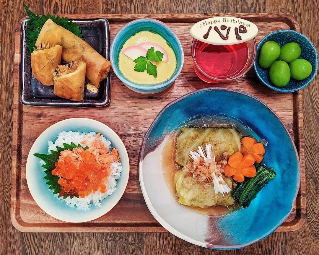 ソンイのインスタグラム：「昨日の旦那さんお誕生日に好きな物だらけ献立な #ソンイ飯 👨🏻🎂❤️﻿ 🍲和風ロールキャベツ﻿ 🌯旦那さんご実家風の春巻き﻿ 🥚茶碗蒸し﻿ 🍚鮭いくらご飯﻿ 🍮ゼリーエースいちごゼリー﻿ 🍇シャインマスカット﻿ ﻿ 毎年誕生日に必ずリクエストされるロールキャベツを今年は和風で作ったら1番好評でした🥰﻿ ﻿ 好き嫌いが多すぎな旦那さんの好みの食材だけを入れたご実家風春巻き(椎茸と筍抜きで春雨たっぷり)と、茶碗蒸し(海老と椎茸抜き)も「これこれ🤤さいこぉ🤤)と喜んでました🥰﻿ そしてデザートで1番好きなゼリーエースいちごゼリーは写真のは献立用に普通サイズだけど、ストーリー載せてた丼ぶりサイズもね😂👌🏻🍓🍮﻿ ﻿ 来週は私と旦那さんのお誕生日祝いの家族旅行楽しみだな🚅💺⛩🍵🍡」