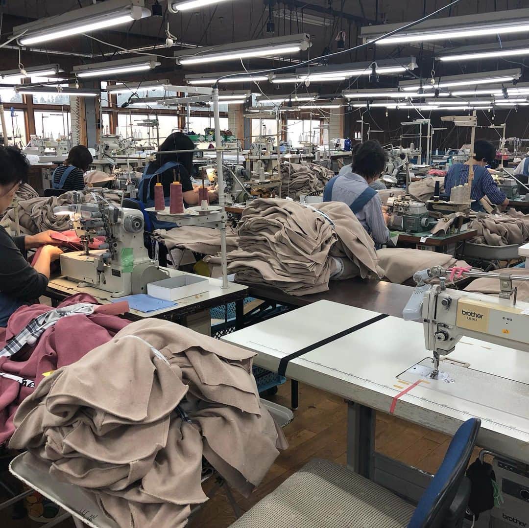 谷正人さんのインスタグラム写真 - (谷正人Instagram)「本日はある新企画の下調べのため、PUBLIC TOKYO @public_tokyo の極パーカーを縫製している秋田の工場にいきました。少子高齢化、後継者不足などさまざまな課題が日本の工場にはありますが、その技術を守ろうと前にどんどん進んでいく素晴らしい工場はあります。こんなに真心がこもった素晴らしい技術をもった本当のmade  in japanを全世界に広げていきたいです。 #madeinjapan #publictokyo #unitedtokyo」10月3日 17時26分 - masato_tani