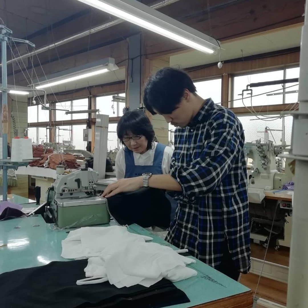 谷正人のインスタグラム：「本日はある新企画の下調べのため、PUBLIC TOKYO @public_tokyo の極パーカーを縫製している秋田の工場にいきました。少子高齢化、後継者不足などさまざまな課題が日本の工場にはありますが、その技術を守ろうと前にどんどん進んでいく素晴らしい工場はあります。こんなに真心がこもった素晴らしい技術をもった本当のmade  in japanを全世界に広げていきたいです。 #madeinjapan #publictokyo #unitedtokyo」