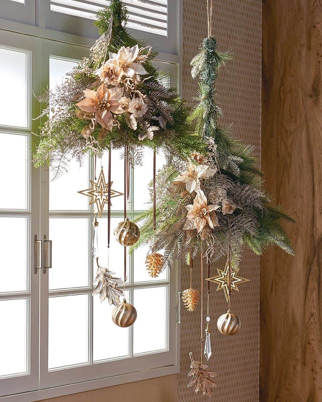 東京堂アーティフィシャルフラワーMAGIQのインスタグラム：「・ 【アーティフィシャルで季節を迎える】〜Winter Flower Home Decoration(ウィンターフラワー ホームデコレーション) ・ XV580ミックスハングツリー FX6800.15ヴェールモミスプレー FX1404.1.13キャリーヌポインセチアバンドル FX1405.1.13キャリーヌミニローズバンドル FX8920.19シャンテミニフラワースプレー FX6801.15ヴェールアスパラガス ・ 【You Tube TOKYODO公式チャンネル】 見て学べて役立つ、お花に関する動画満載❗️ 👇👇👇 https://m.youtube.com/channel/UCyD95_Gb0wQhvTRm9FDJnsQ ✳️【チャンネル登録】お願いします🙇‍♀️ Please subscribe to my channel ❗️ 请注册 ❗️ 채널 등록 고마워요 😁 ・ #TOKYODO#MAGIQ#MAGIQのある暮らし#東京堂#アーティフィシャルフラワー#アーティフィシャル#アートフラワー#造花#花のある暮らし#花のある生活 #花好きな人と繋がりたい#フラワーデザイン#フラワーアレンジメント#フラワーアレンジ#アレンジメント#花が好き#花を飾る#artificial#artificialflower #flowerofinstagram #flowersoninstagram#winterflowers #花藝#插花#花藝課#保鮮花#不凋花#꽃스타그램#조화화분」